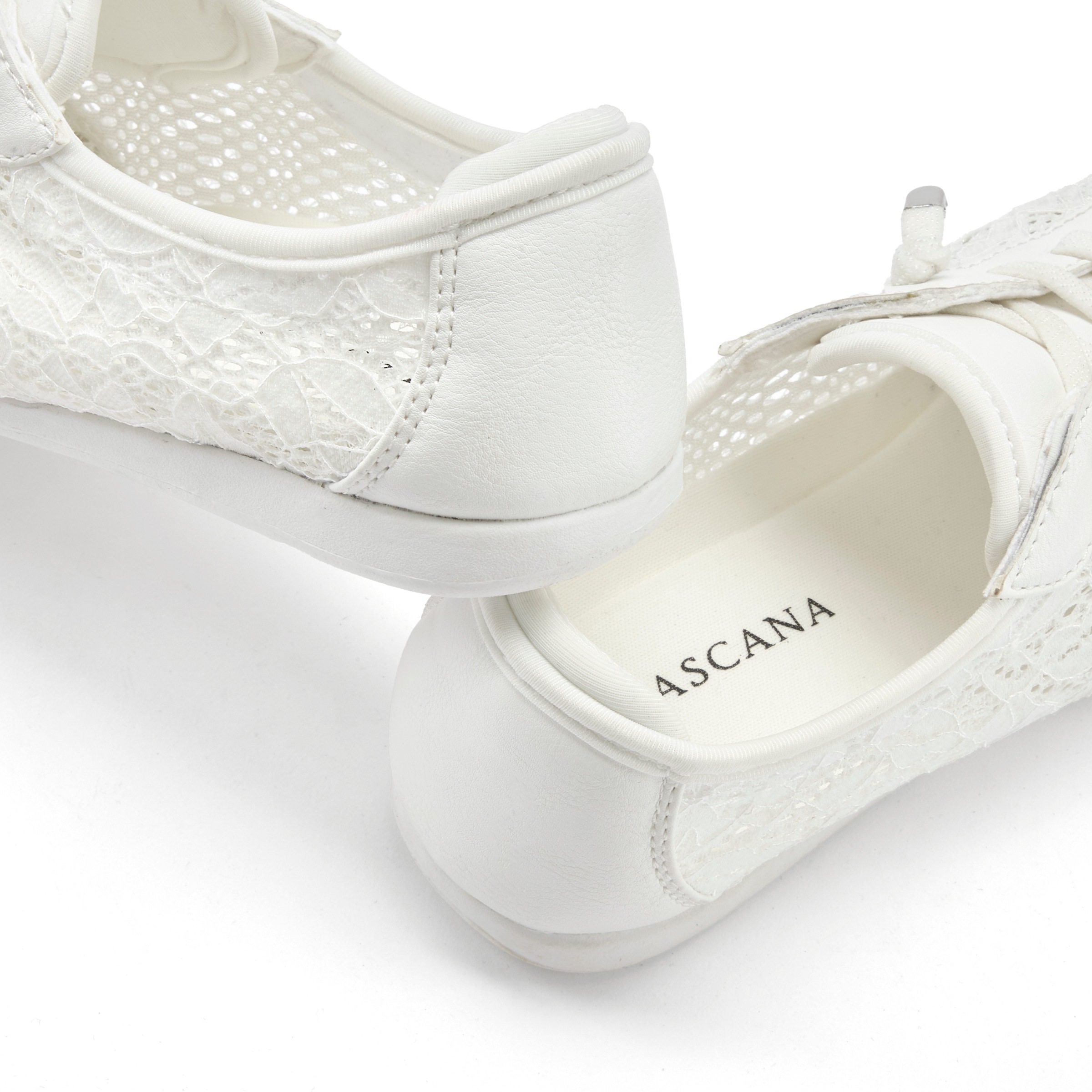 LASCANA Sneaker »Freizeitschuh, Halbschuh mit modischen Spitzendetails«  zum Reinschlüpfen mit elastischen Schnürbändern VEGAN