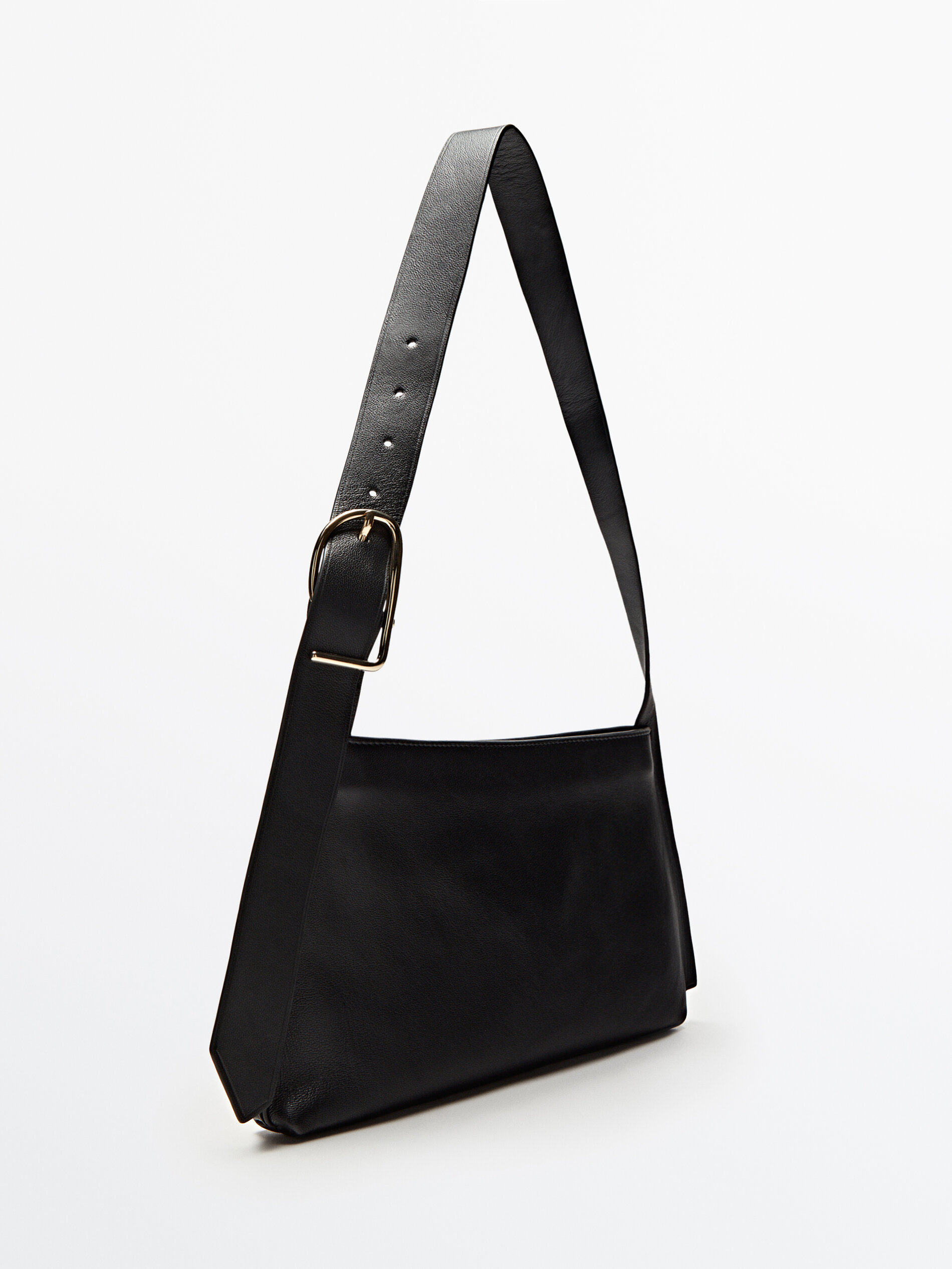 Bolsa de ombro em couro com detalhe de fivela - PRETA