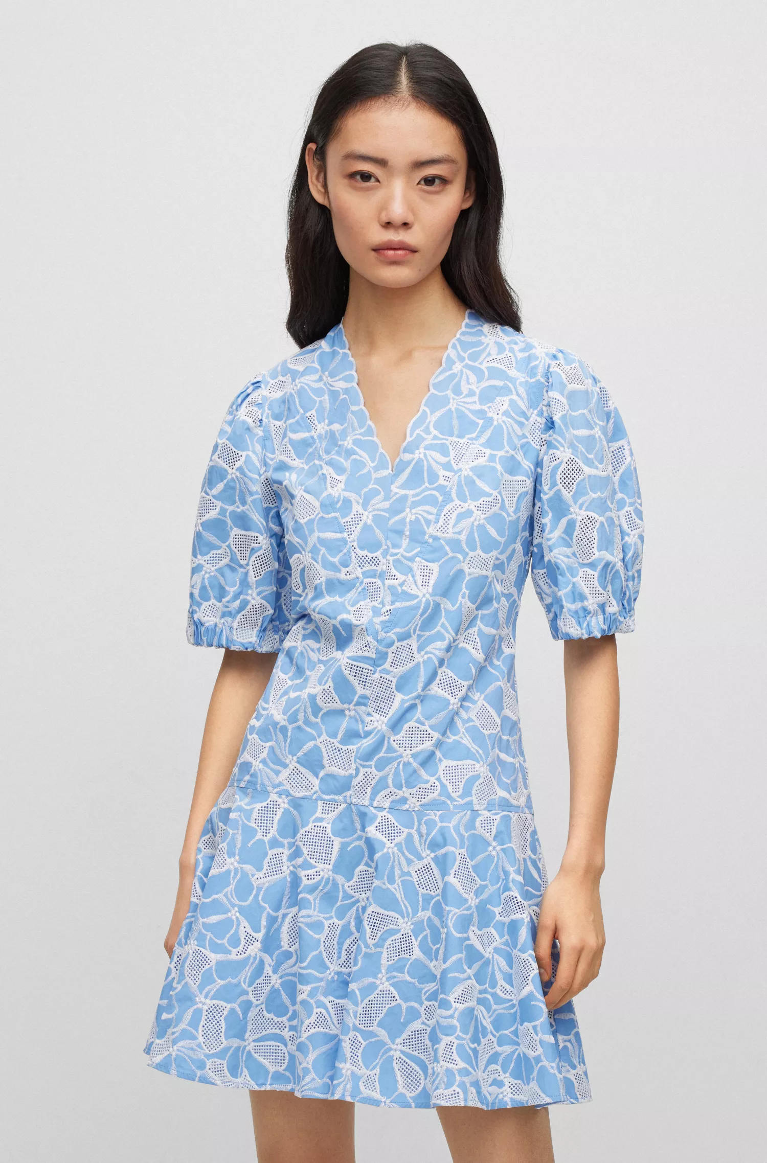 Vestido BOSS preto com borda recortada em renda de algodão puro.