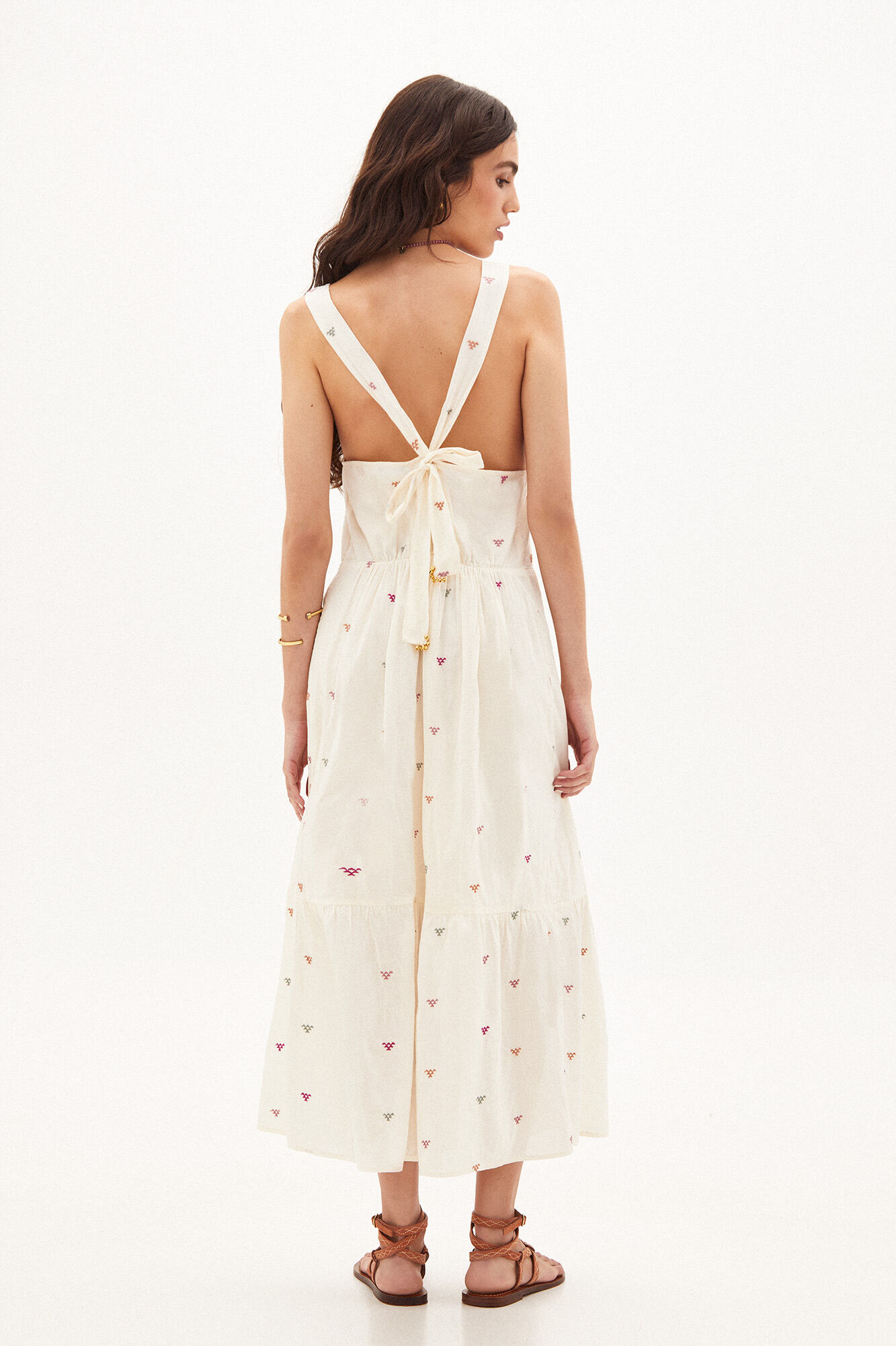 Pia. Vestido midi bordado - Bege