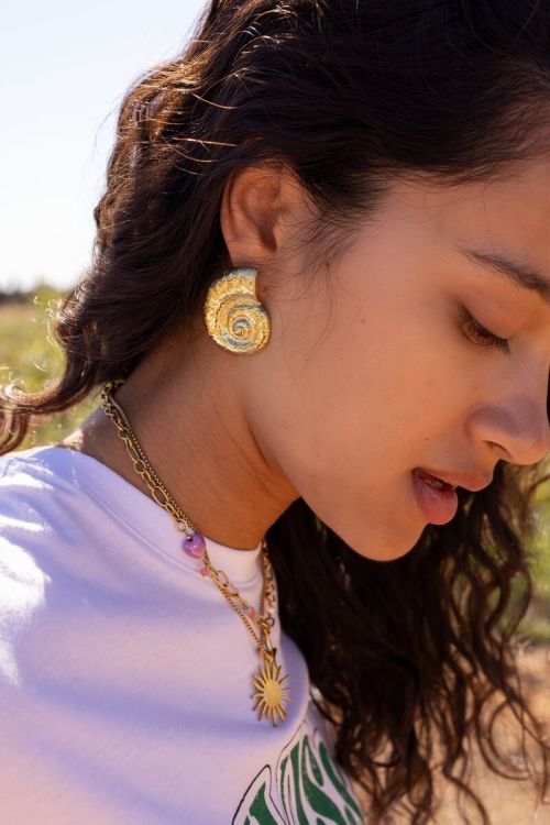 Oorbellen studs met grote schelp