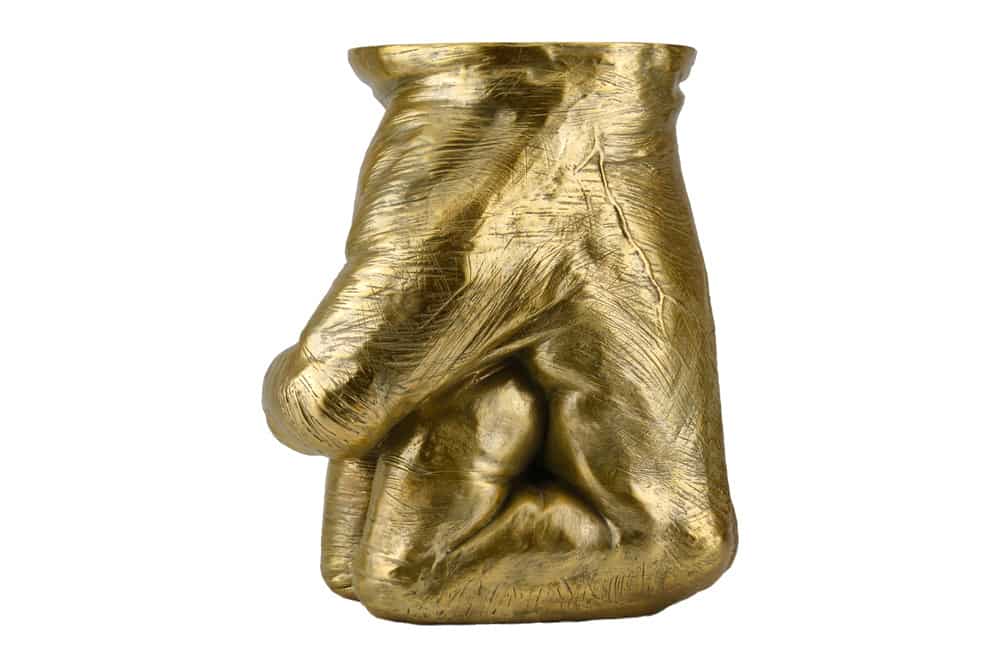 Handgefertigter Beistelltisch FIST 50cm gold runde Tischplatte Faust-Skulptur