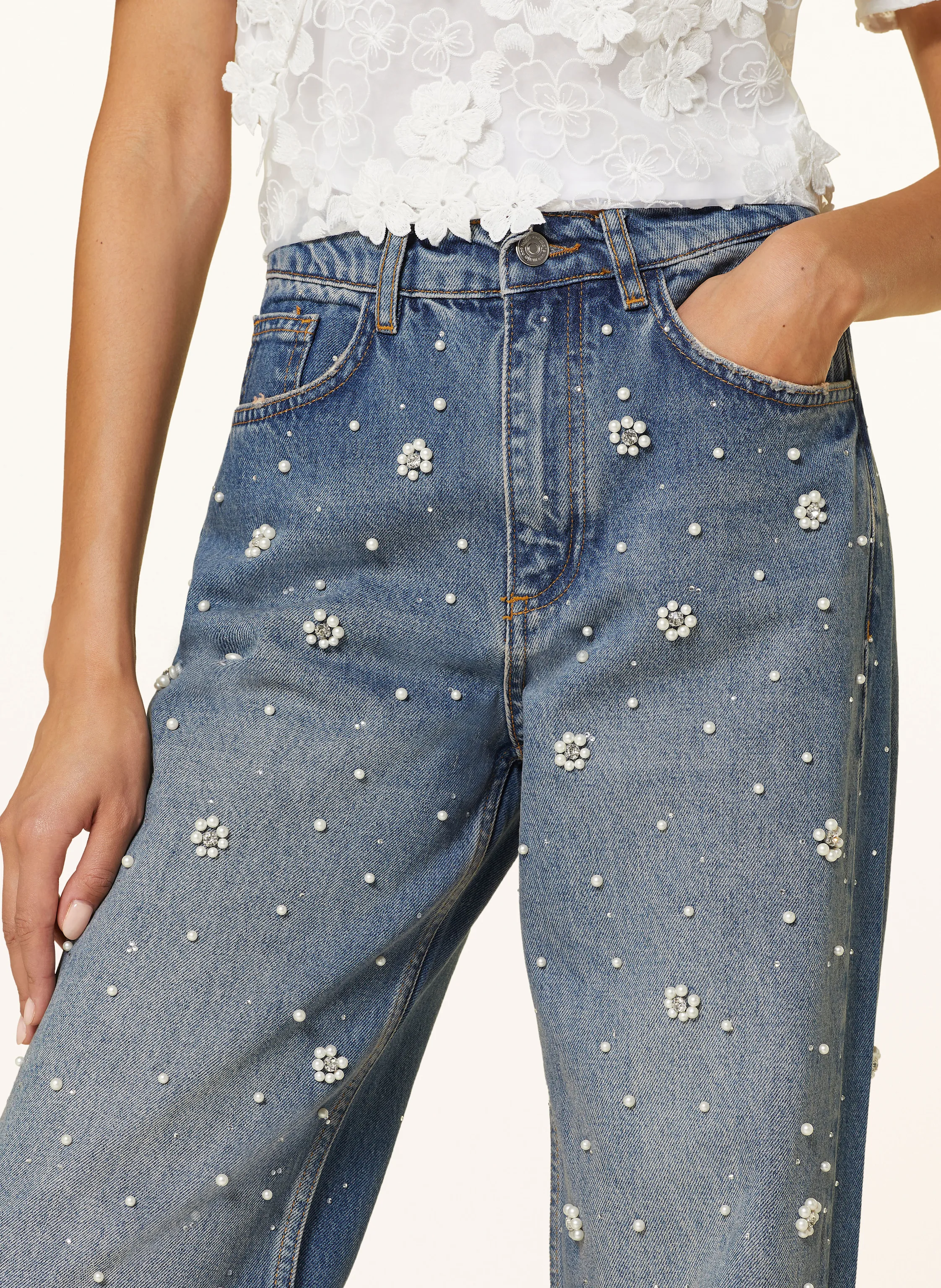 maje Jeans mit Schmucksteinen und Schmuckperlen