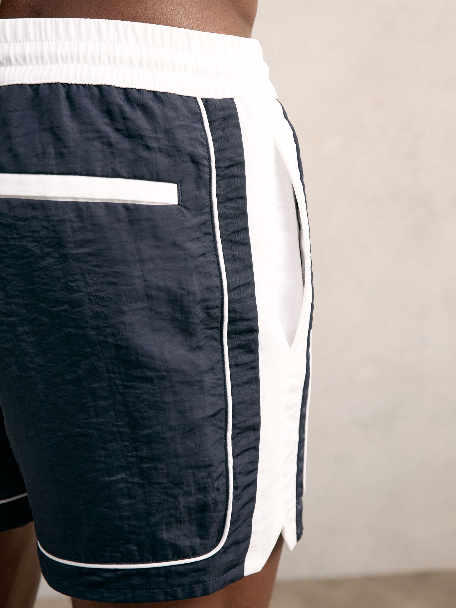 Marineblauw/wit - Reiss Cano Zwembroek met kleurvlakken en bies