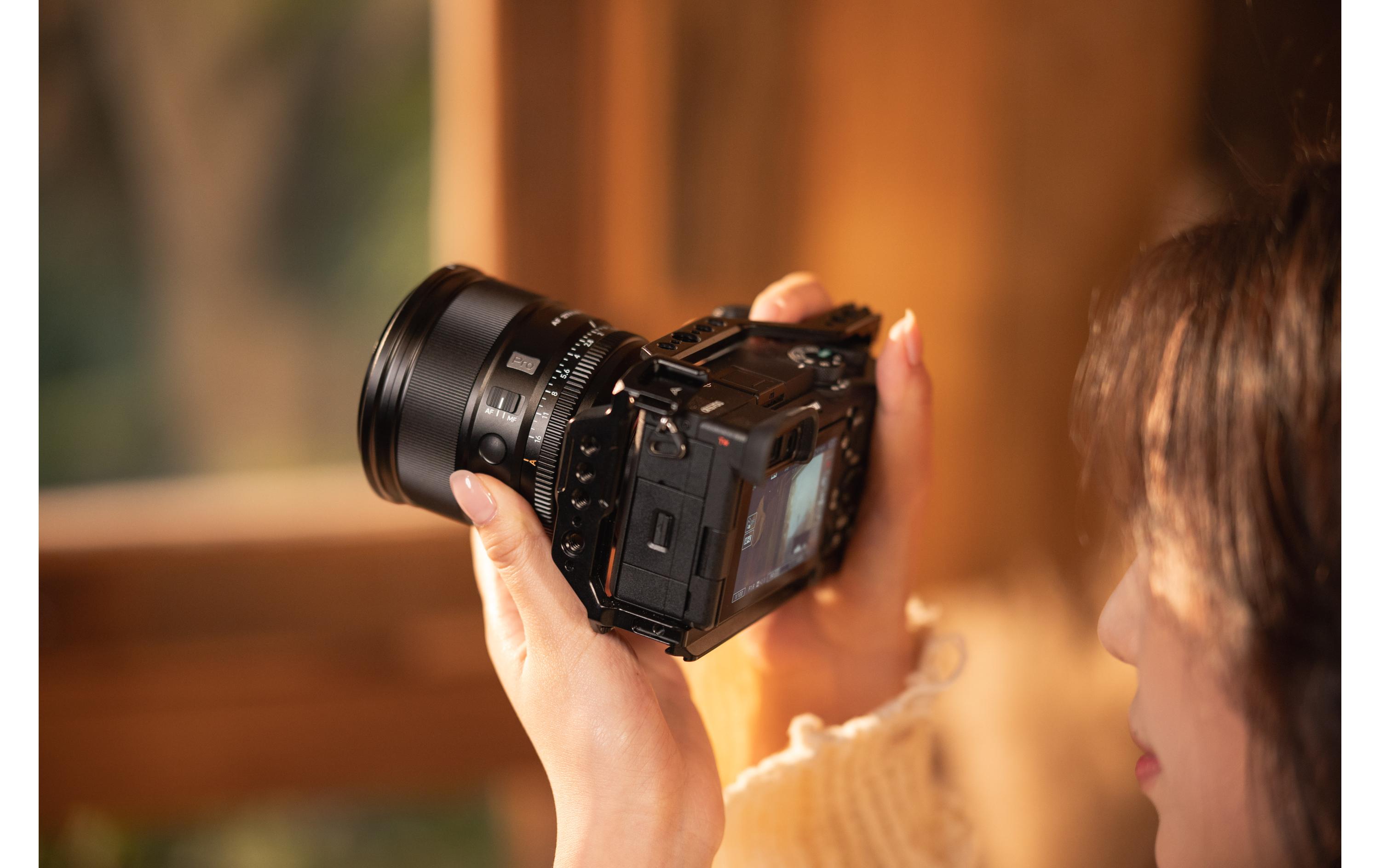 Festbrennweite AF 27mm F/1.2 Pro – Sony E-Mount<br>APS-C-Objektiv mit grosser Blende und Autofokus für Sony