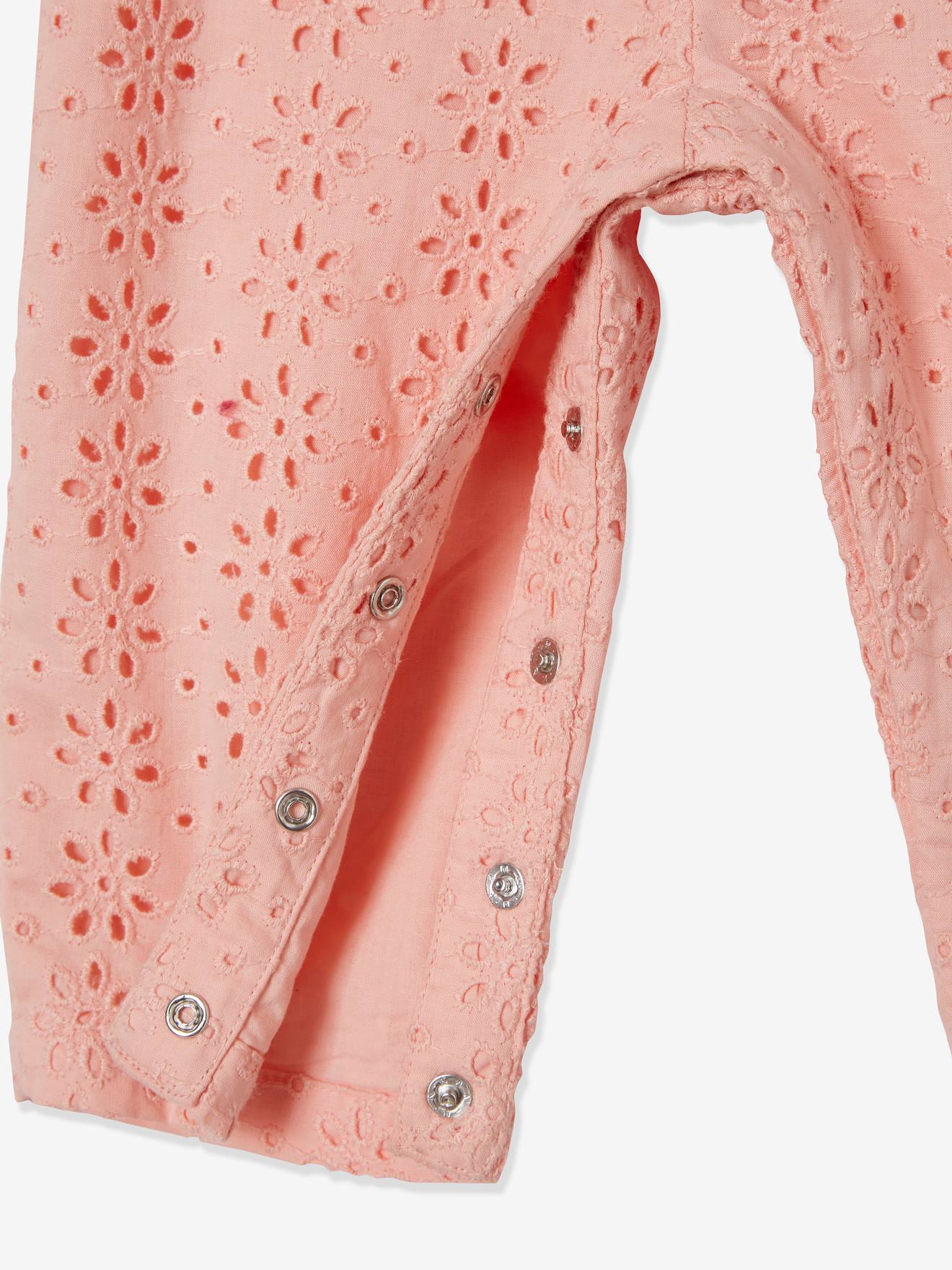 Macacão rosa claro liso com bordado inglês para bebê menina