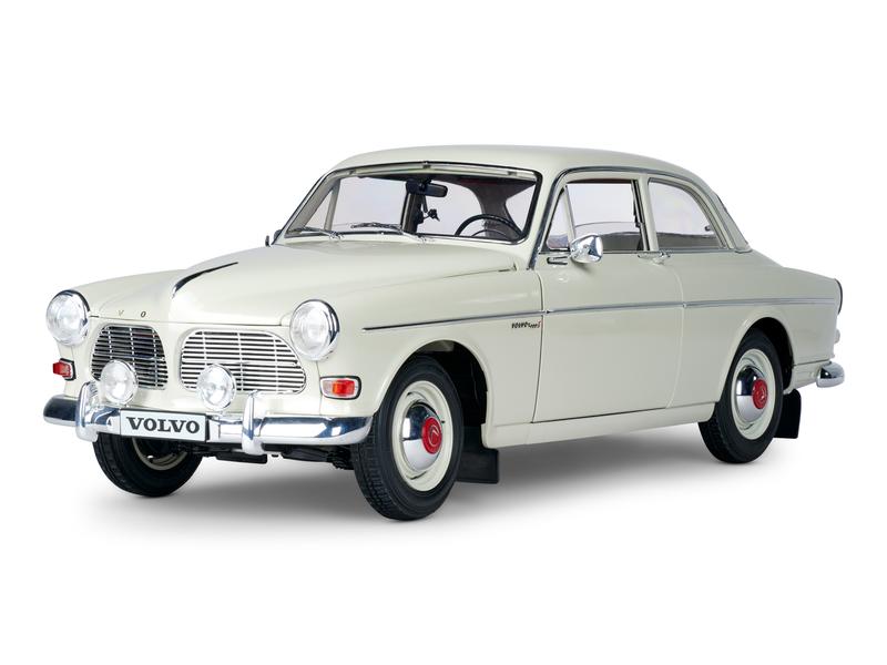 IXO Models Bausatz Volvo Amazon 122S mit Sound & Licht 1:8 Detailgetreuer Standmodellbausatz im Massstab 1:8