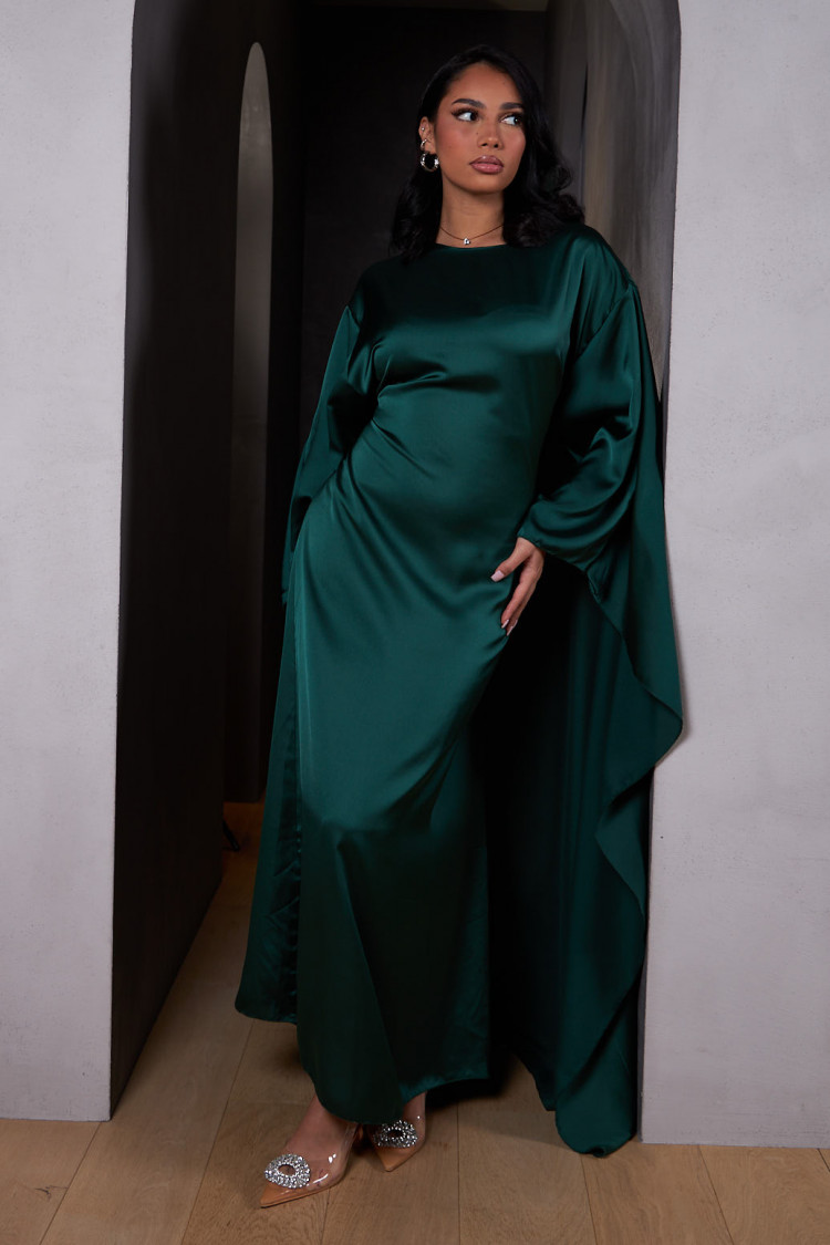 Robe ample ceinturée et satinée verte avec empiècement cape