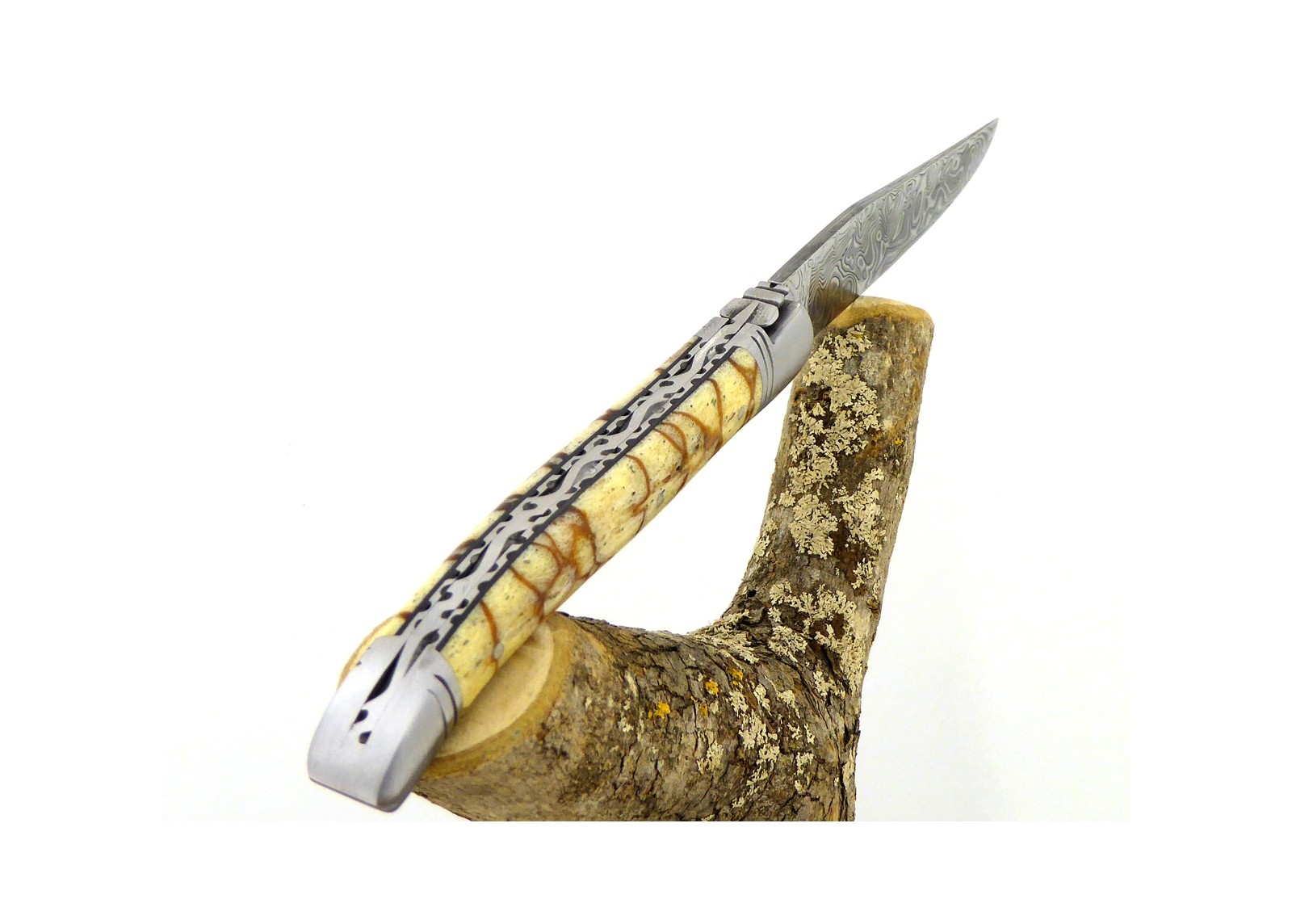 VENDU - Couteau Laguiole avec un manche en corail Fossile Tigré et une lame Damas