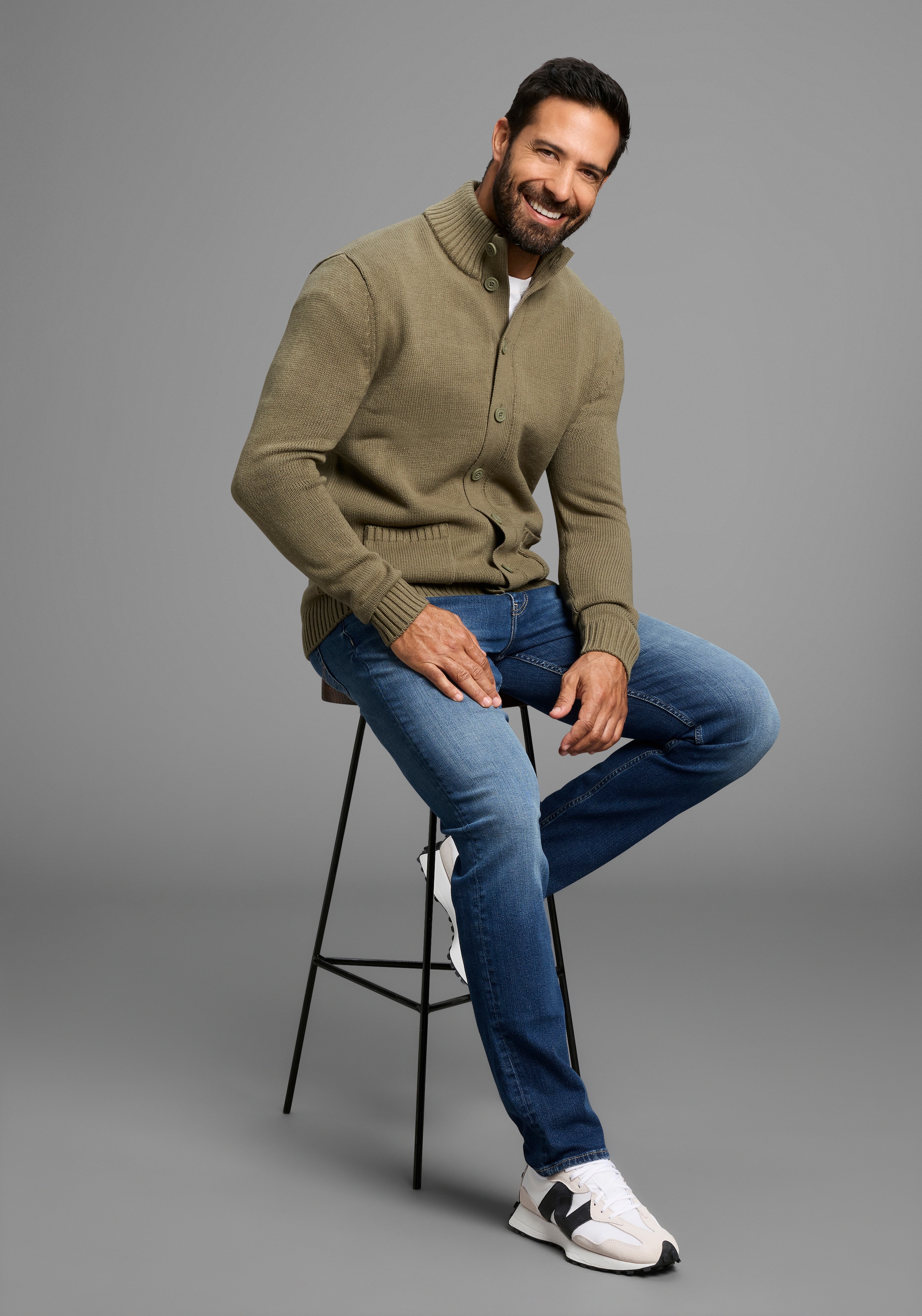 Man's World Strickjacke »Highlight mit Knöpfen& Taschen« mit Stehkragen,weicher Griff, Perfekt für die kältere Jahreszeit