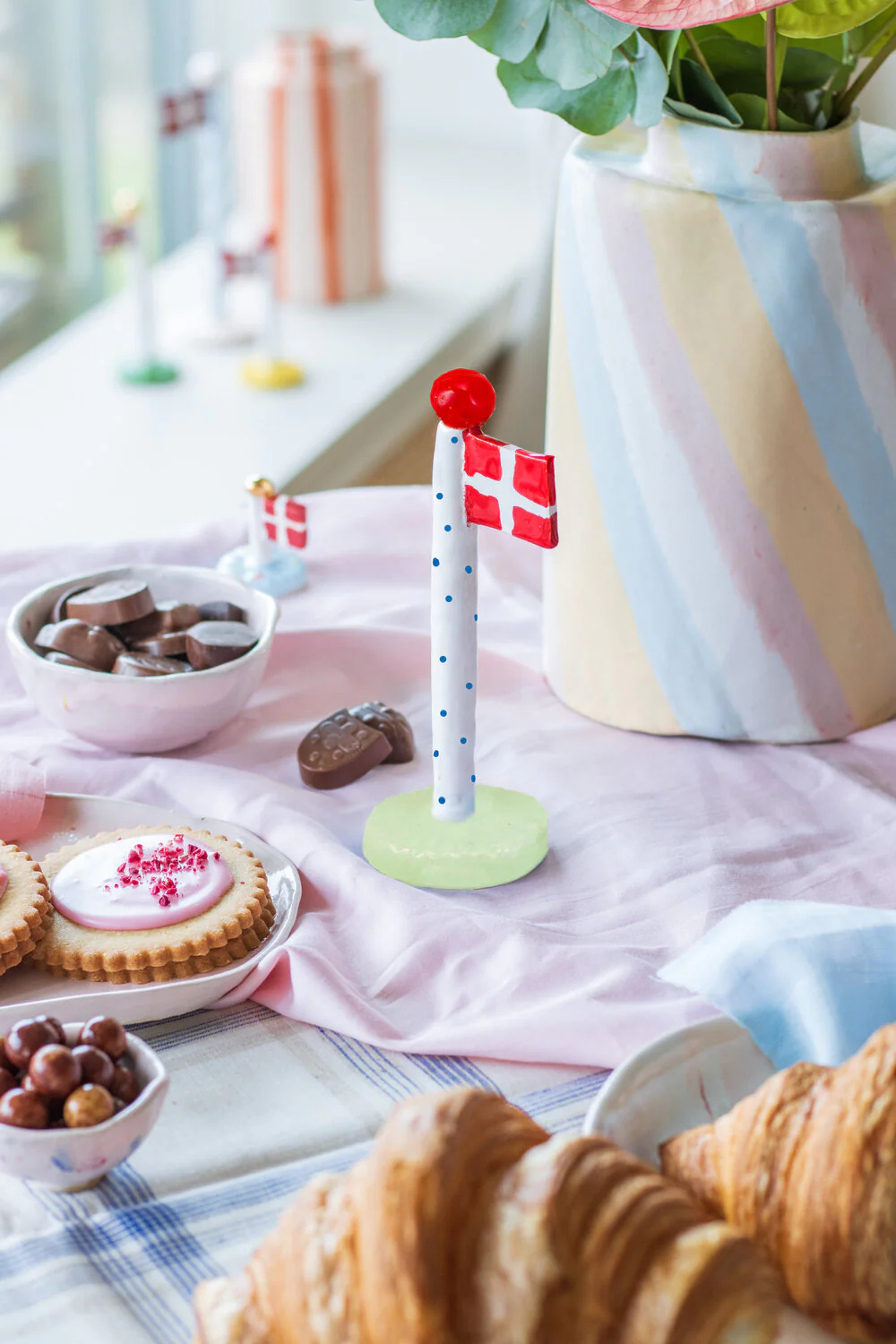 TheClayPlay  Polkadotflag med lysegrøn fod m. rød knop - H10-14 cm.
