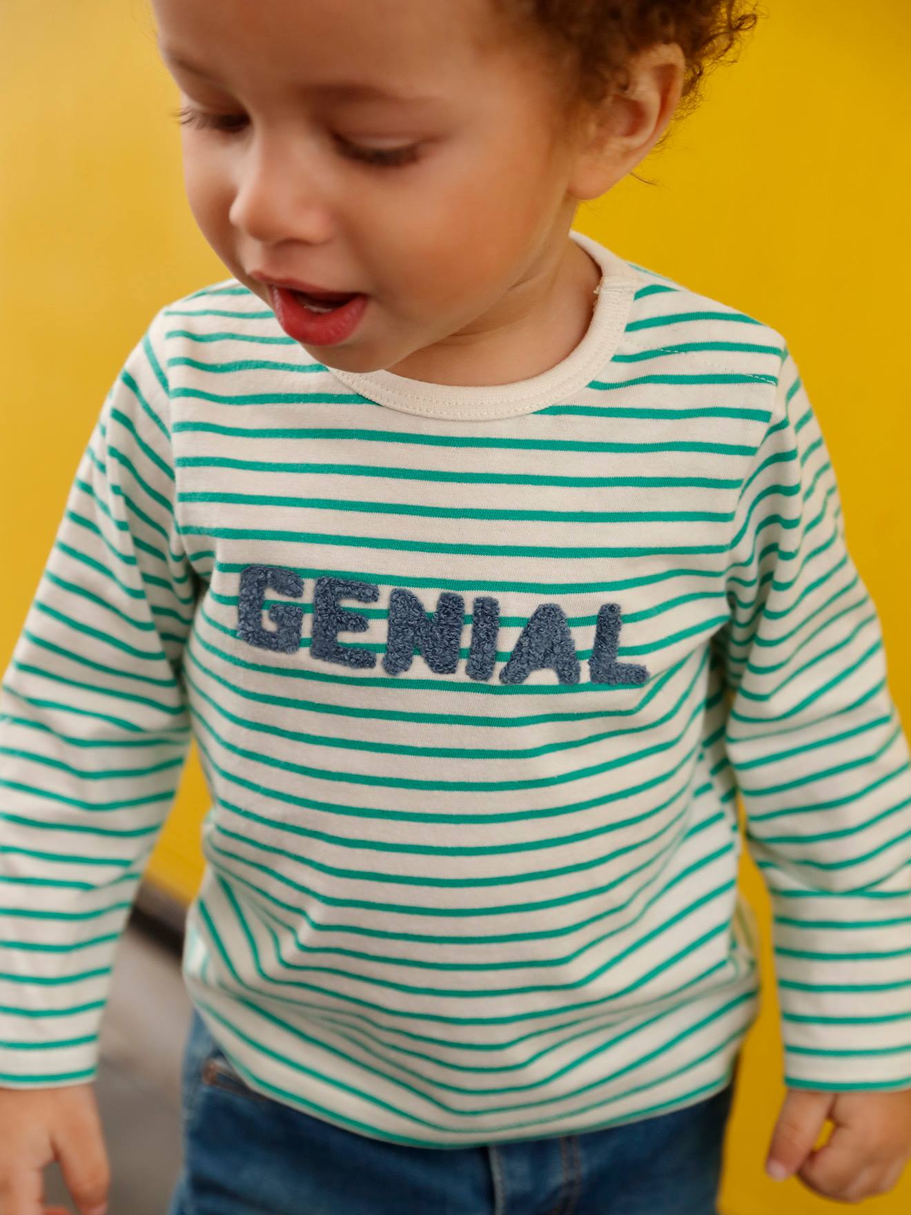 Camiseta listrada azul-escura com mensagem para bebê menino