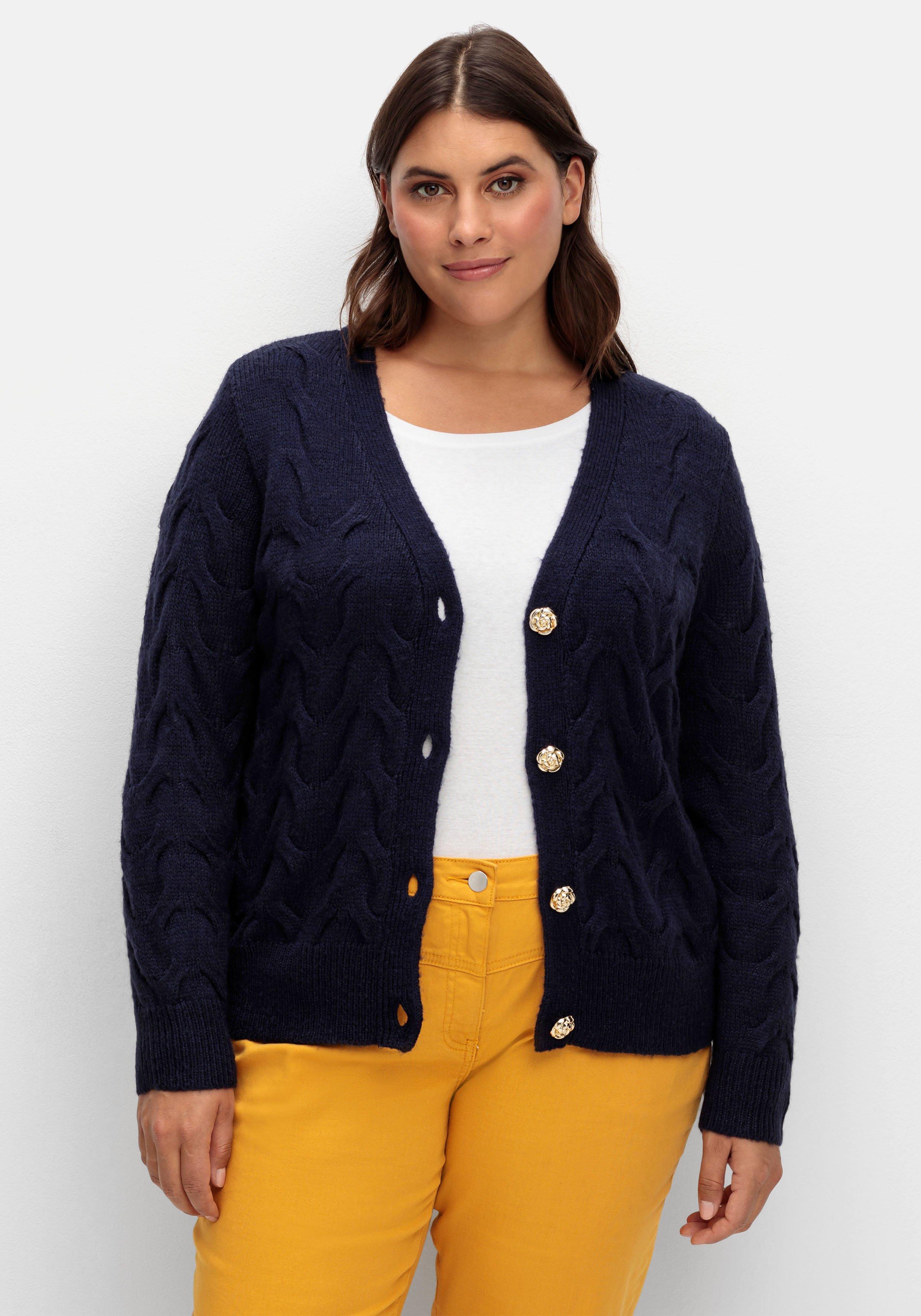 Kurze Strickjacke im Zopfmuster, mit Schmuckknöpfen
