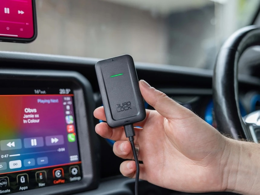 Bluetooth Apple CarPlay Auto KFZ Adapter mit USB A und USB C Verbindungskabel für Apple iOS Smartphones (QLA-CPA) - Schwarz