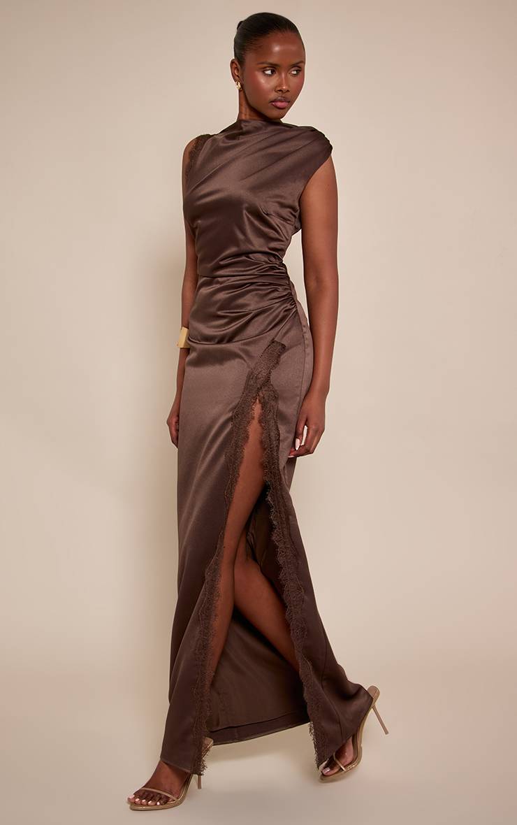Chocolat Robe Longue Sans Manches En Satin Avec Détails En Dentelle