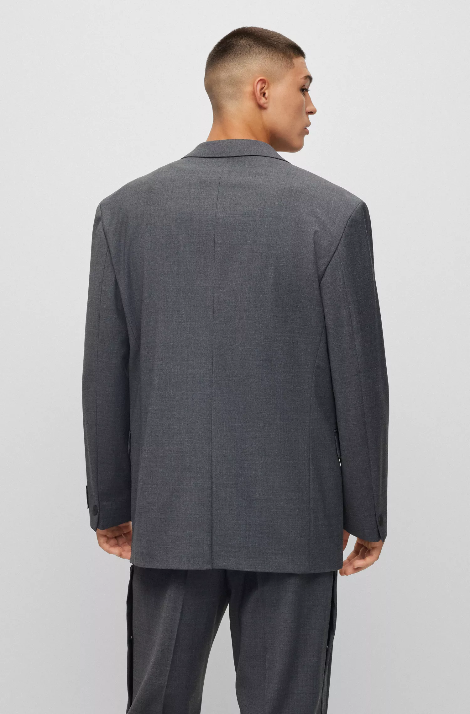 Jaqueta HUGO vermelha, modelagem oversized, em tecido elástico de alta performance.