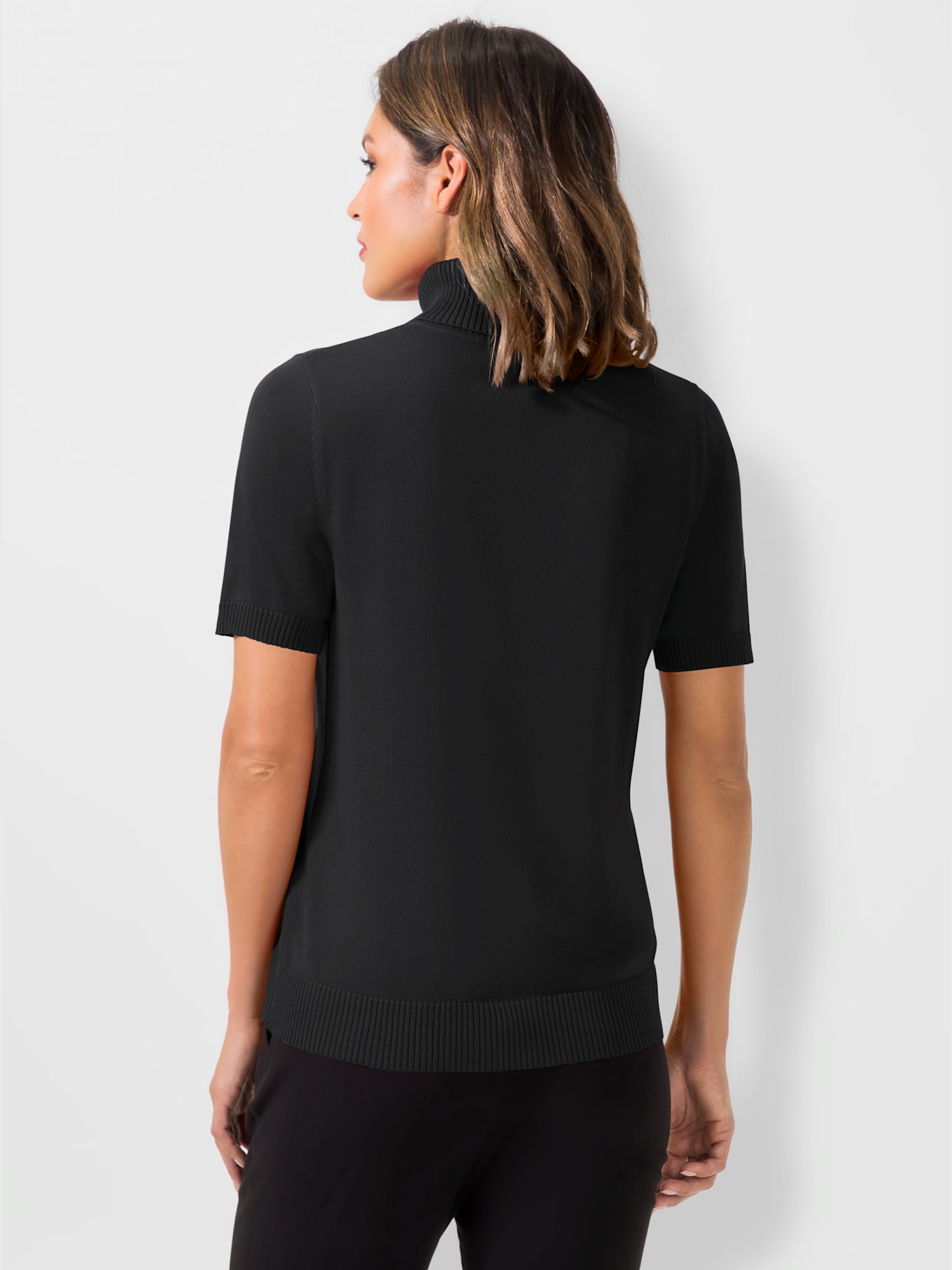 Pull femme coupe classique col roulé manches courtes