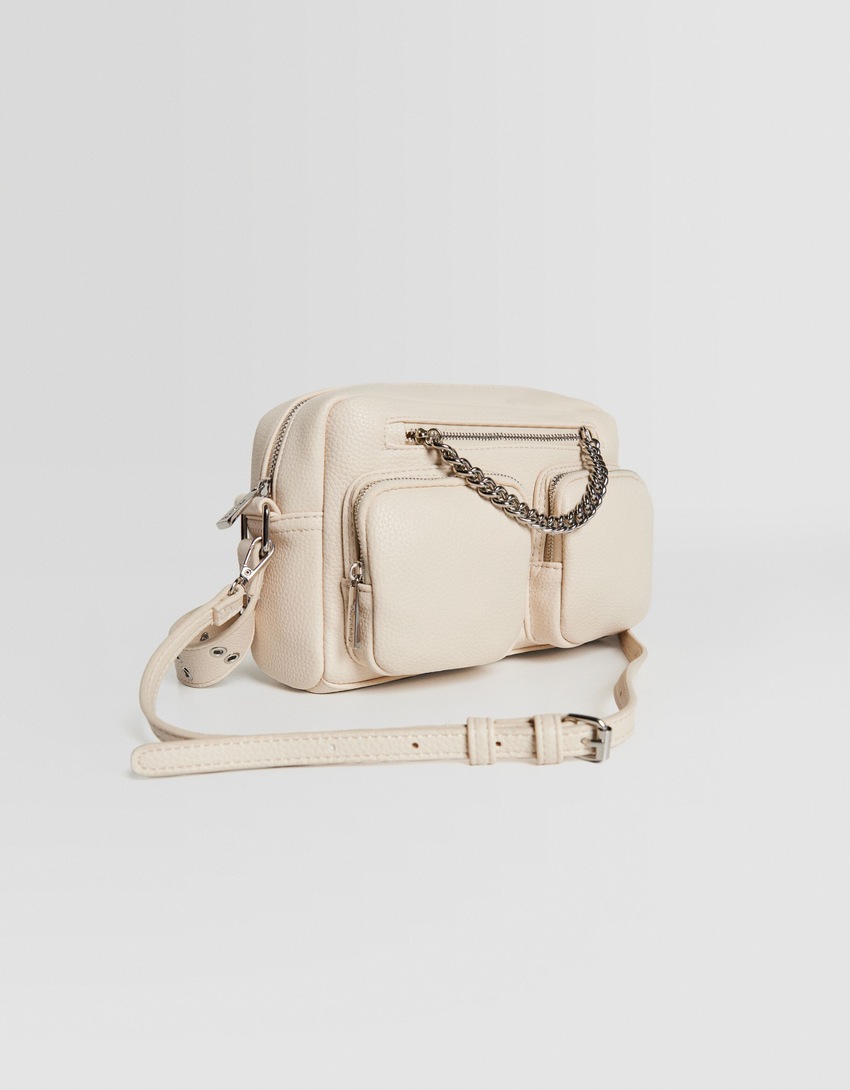 Bolsa transversal multifuncional com corrente e bolsos.