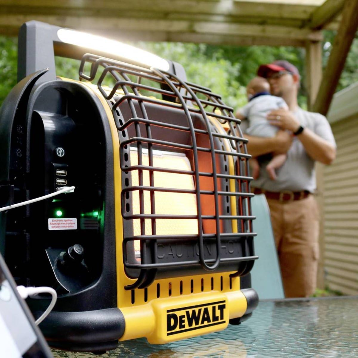 DEWALT DXRH012E Tragbarer Heizstrahler - 2/3 kw - wird direkt an (2) 450-Gramm-Gaskartuschen oder 11/12 kg LPG-Flaschen angeschlossen - Mit (3) USB-Anschlüssen und einer LED-Lichtleiste