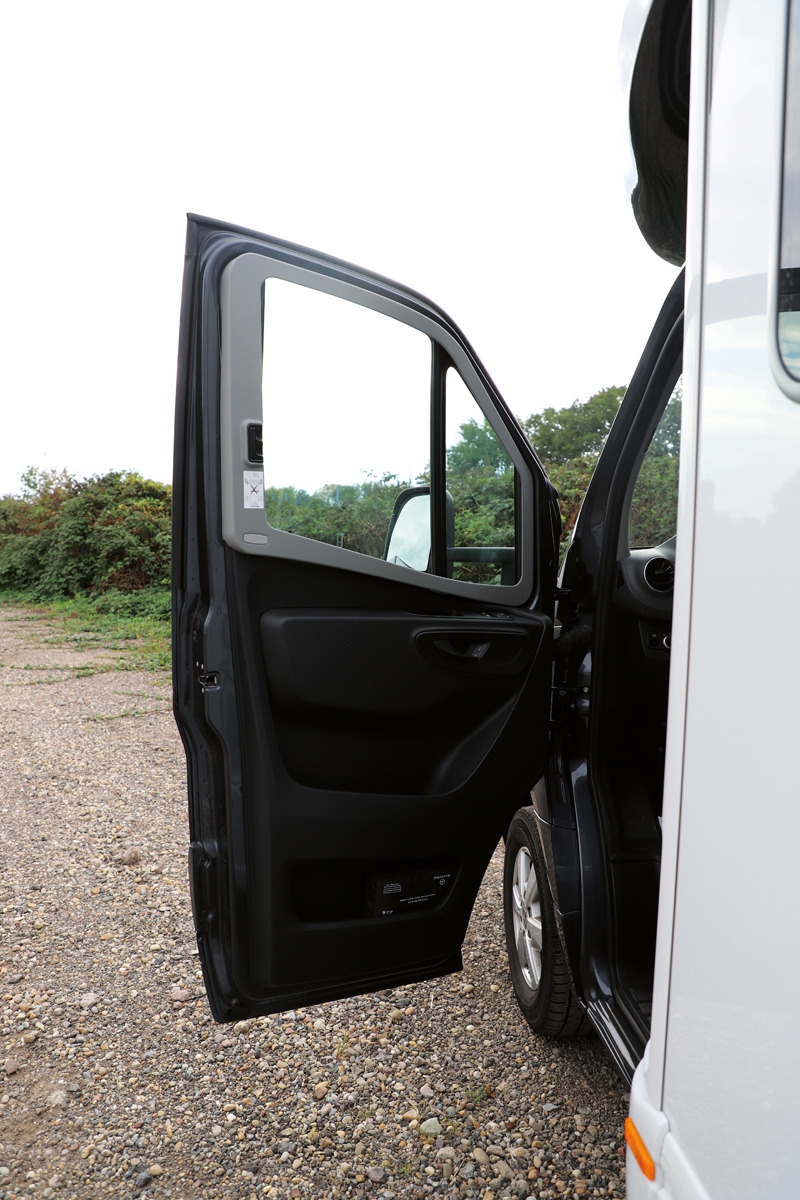 Remis REMIfront IV für Mercedes Sprinter ab Bj. 2019 Seitenfenster rechts (mit Einstiegsgriff)