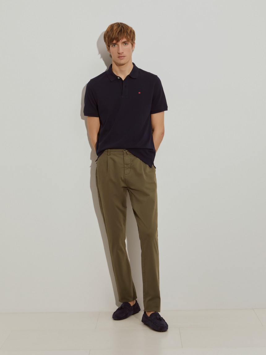 Calças chino regular fit com pregas
