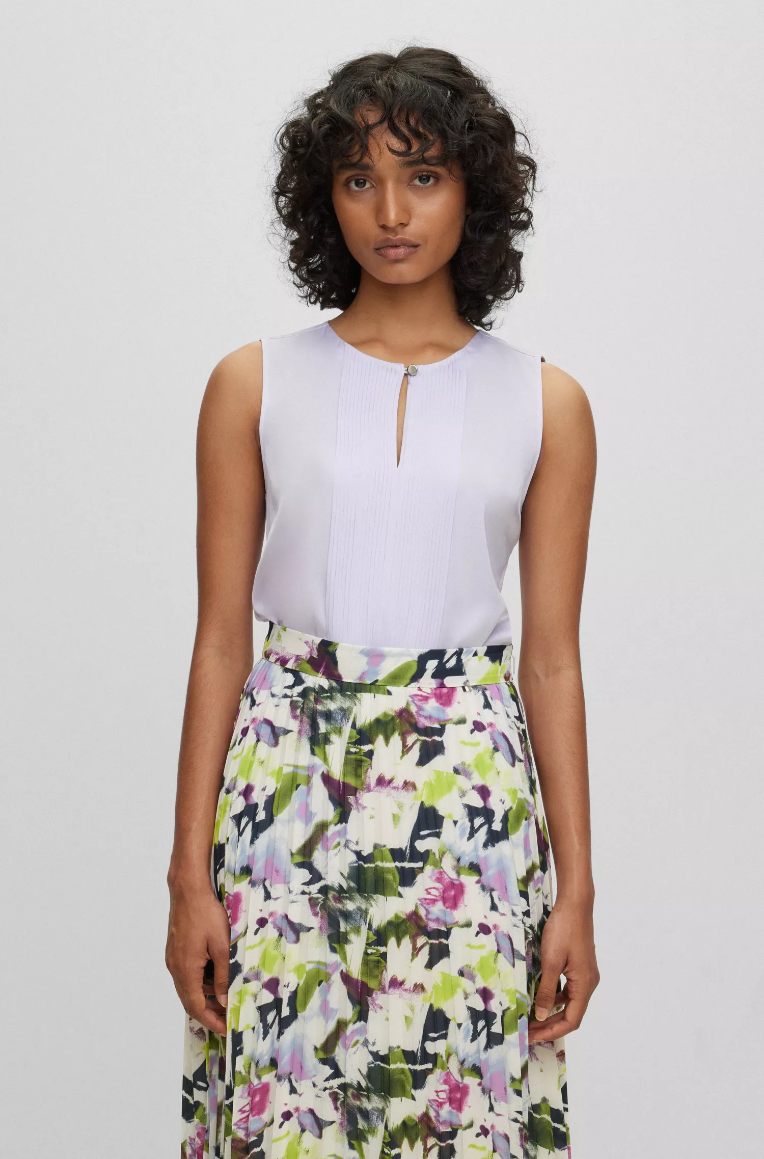 Blusa preta sem mangas BOSS em crepe de chine de seda elástica.