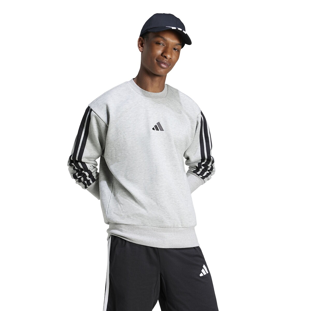 ADIDAS ROUPAS ESPORTIVAS<br>Suéter plano com gola redonda e as três listras essenciais