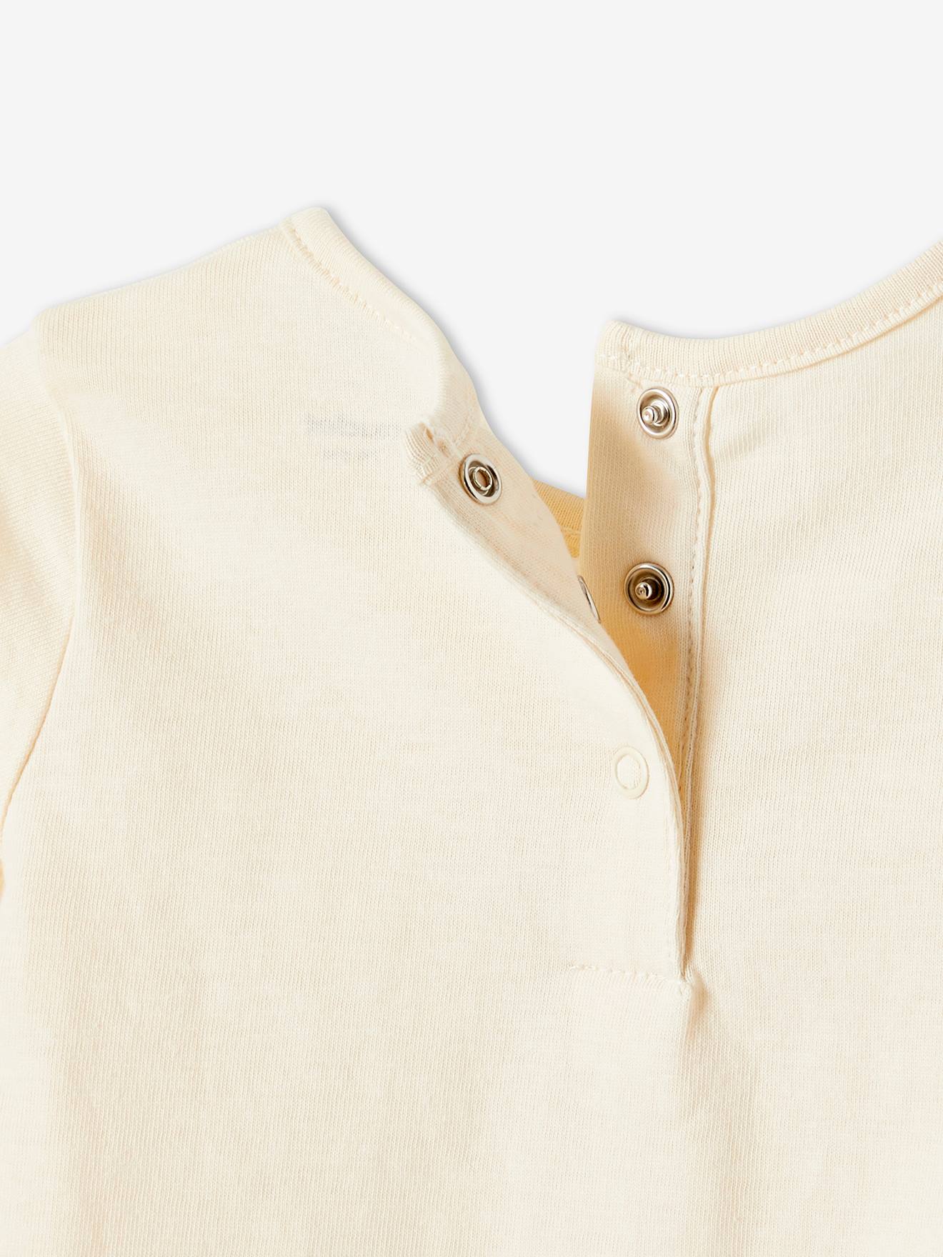 Camiseta infantil feminina com bolso, estampa de coração e morangos, bege claro lisa com detalhes.