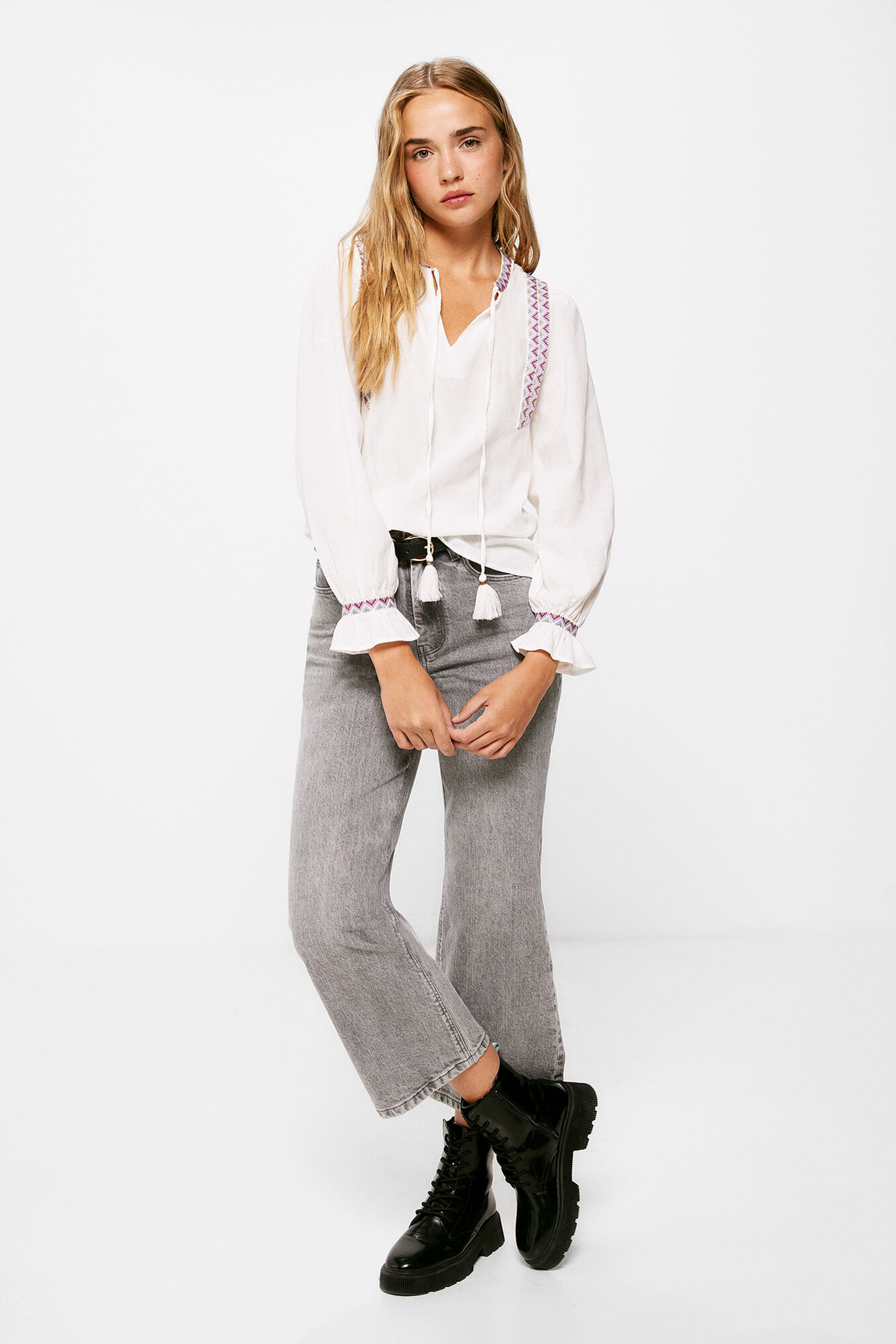 Blusa com bordas bordadas