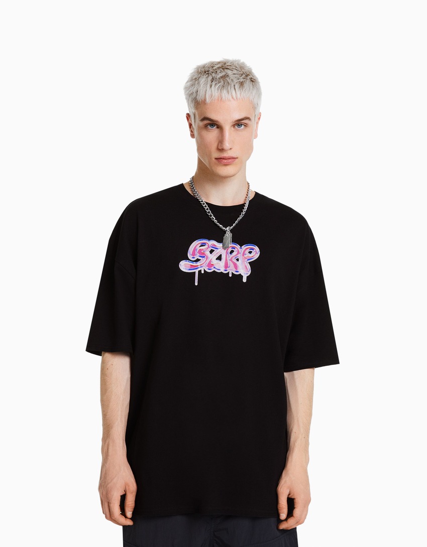 Camiseta de manga curta oversized com estampa BERSHKA ft. BIZARRAP