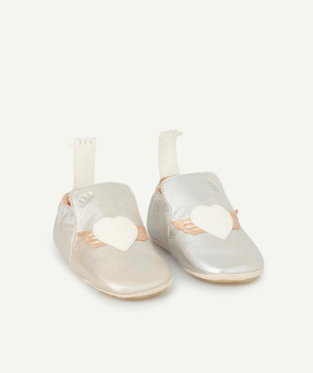 EASY PEASYCHAUSSONS EN CUIR COULEUR ARGENTÉE AVEC COEUR