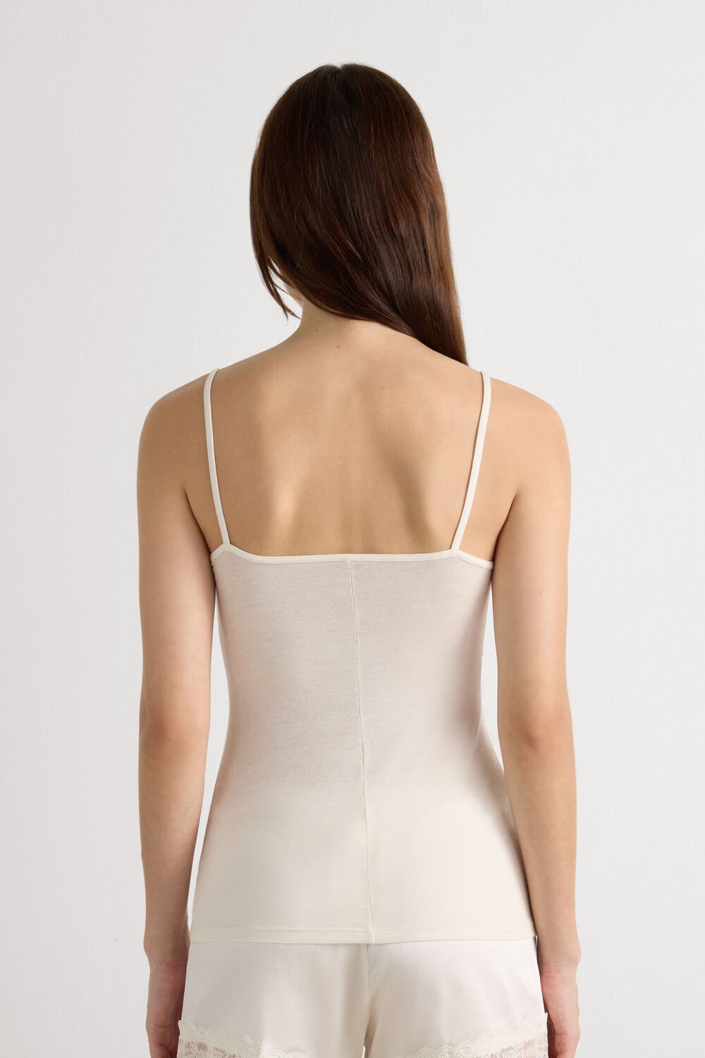 Blusa ultraleve em modal e cashmere com detalhes em renda.