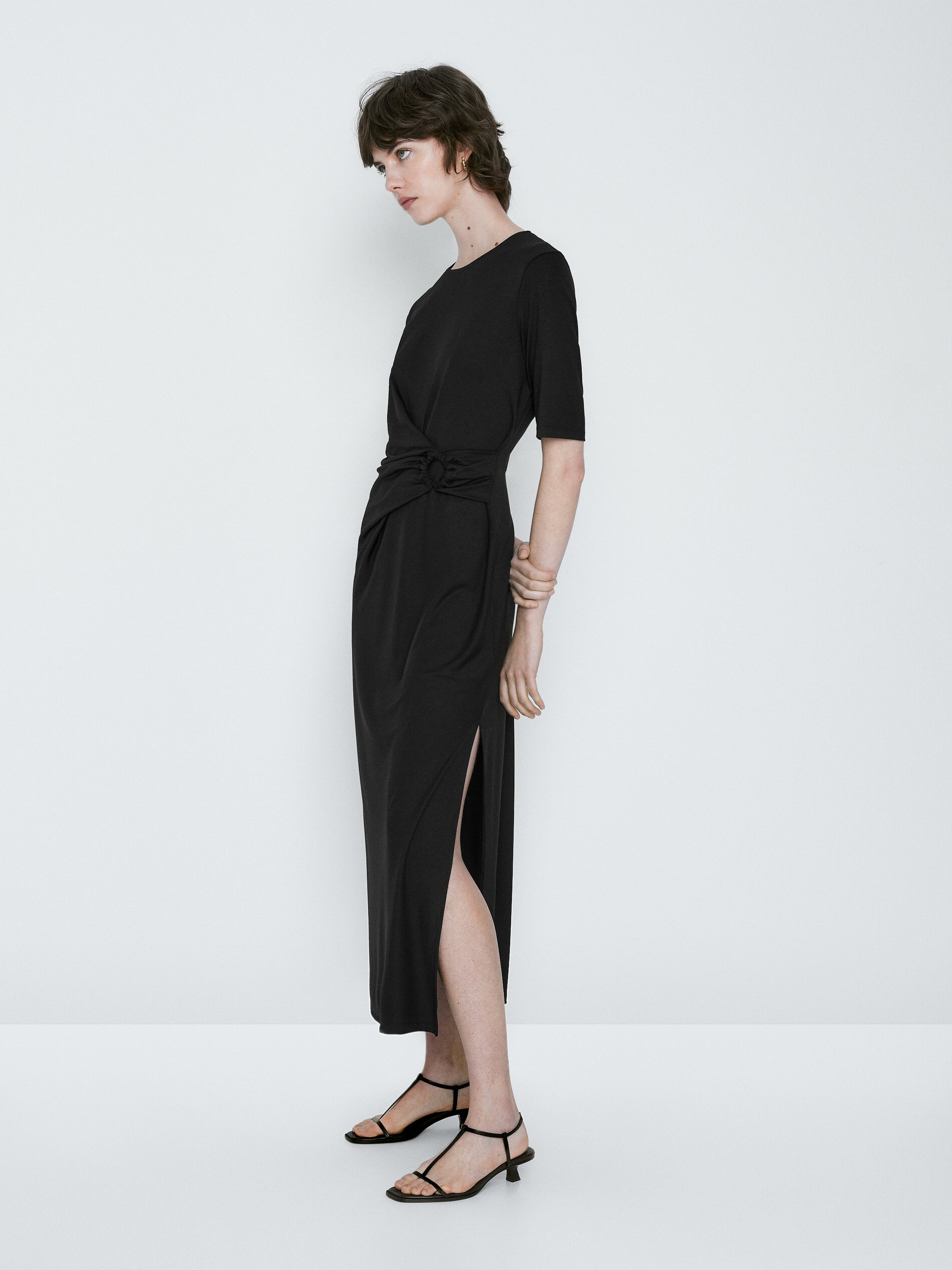 Detalhe de vestido preto em Argolla - PRETO