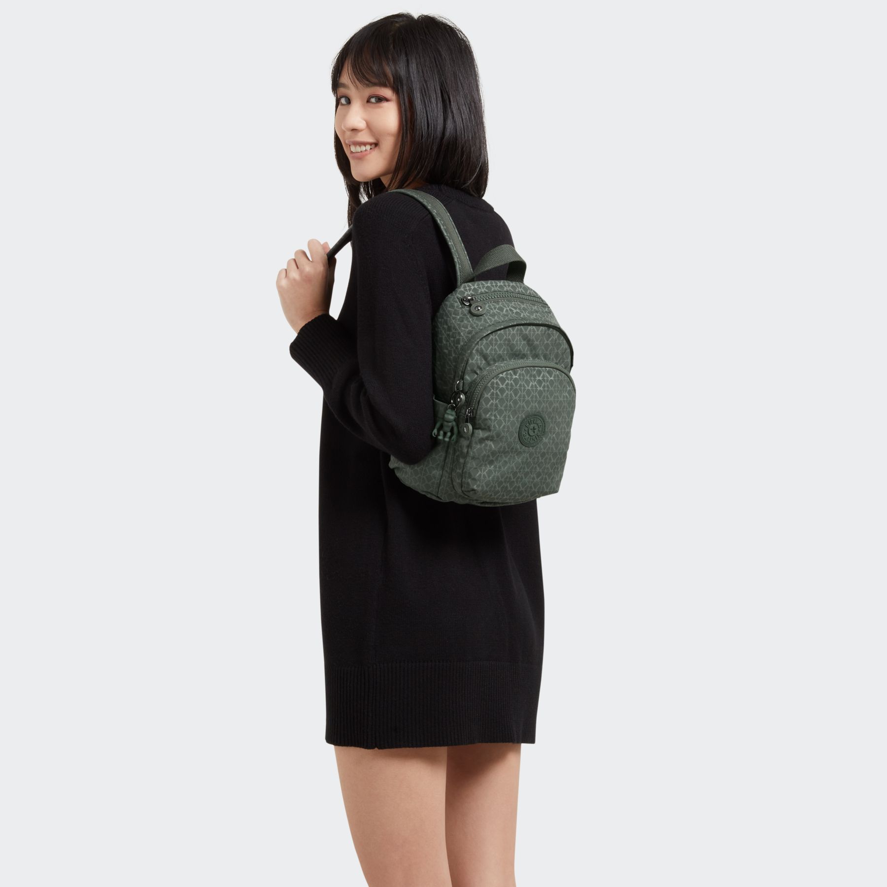 DELIA MINI Petit Sac à Dos avec Poche Frontale et Poignée Supérieure - Sign Green Embosse