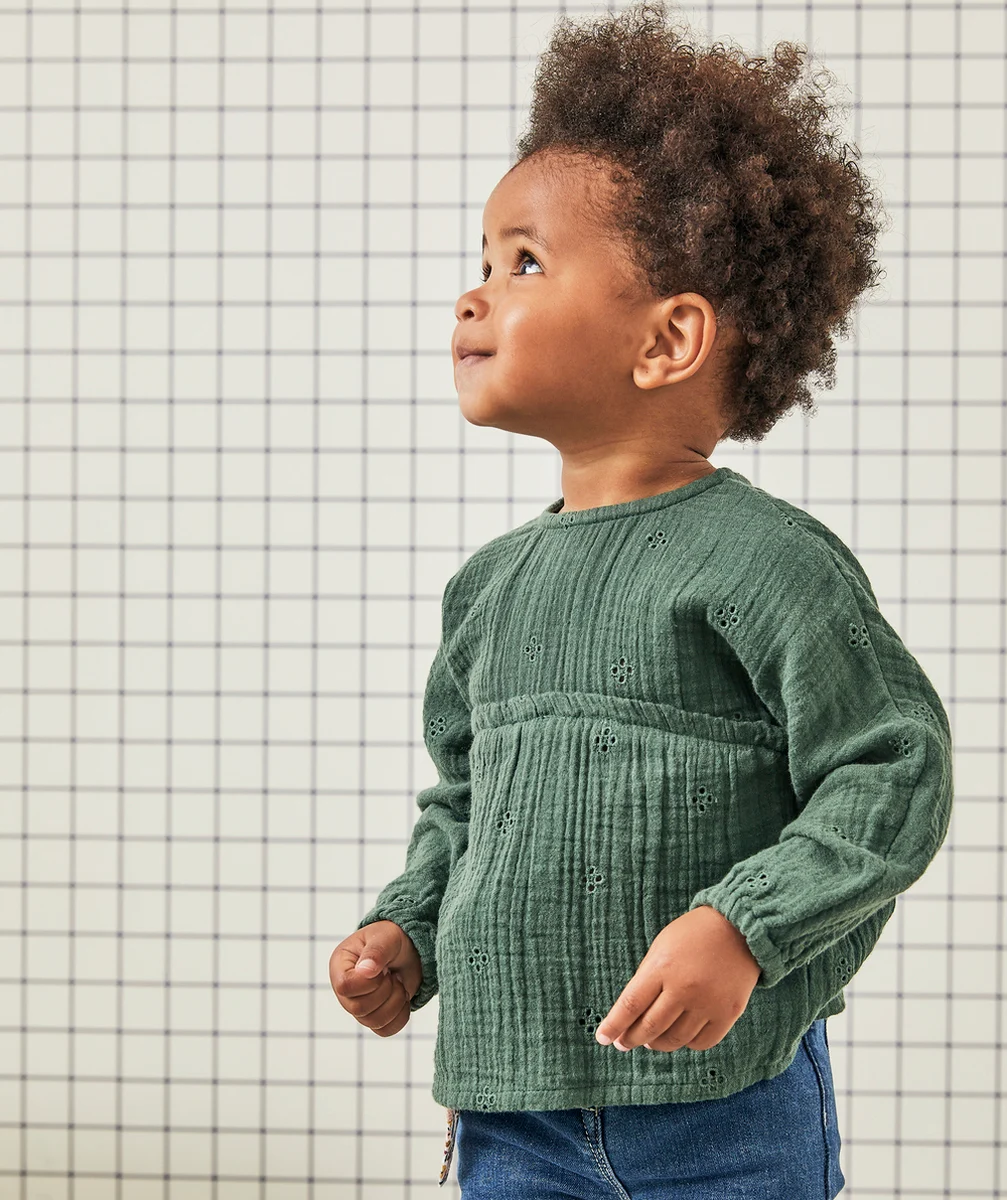 BLOUSE BÉBÉ FILLE EN GAZE DE COTON VERTE AVEC DÉTAILS AJOURÉS