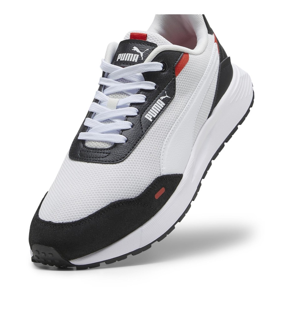 Tênis Puma Runtamed, branco e preto.