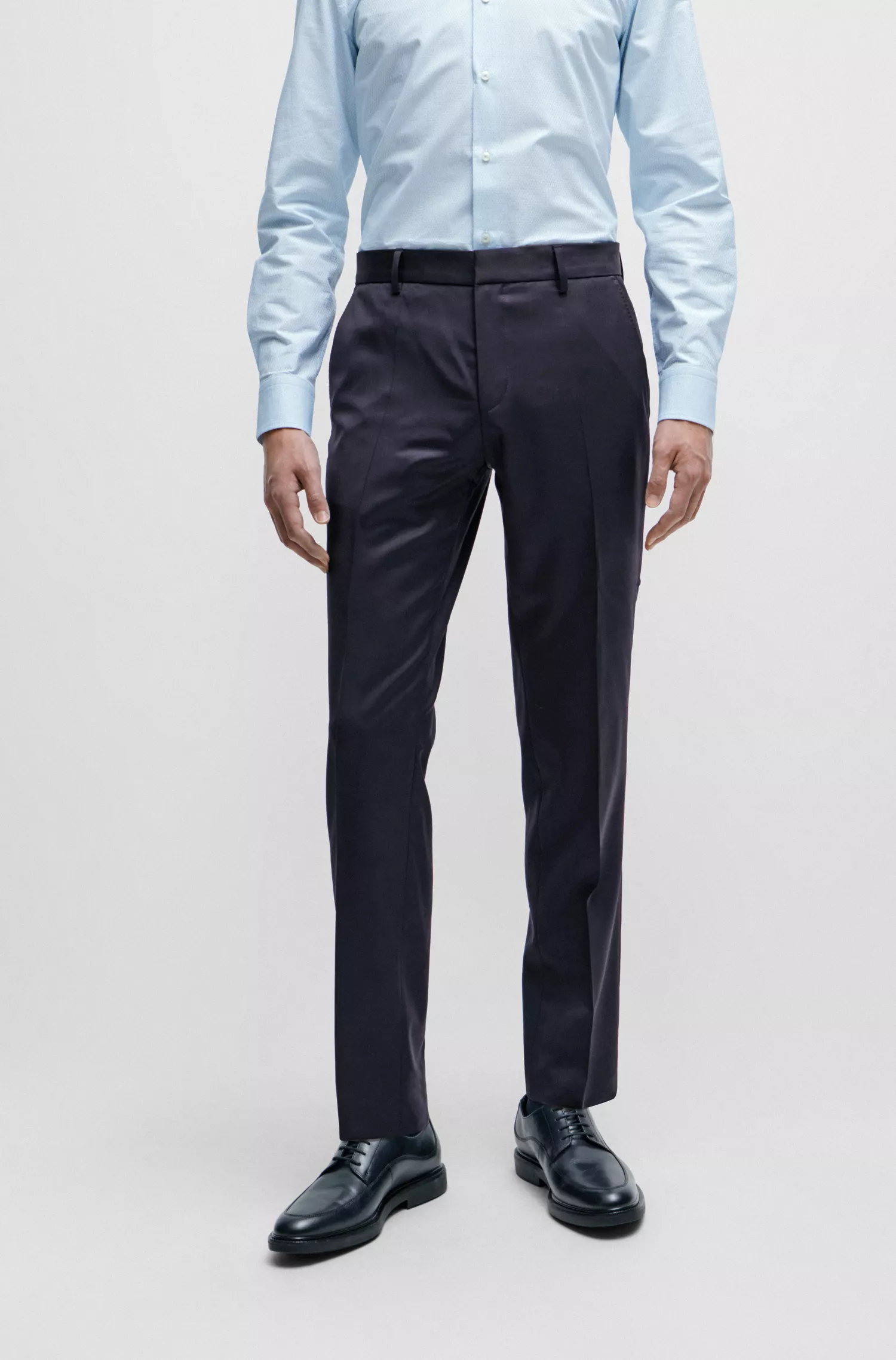 Calça BOSS preta de corte slim em sarja de lã virgem.