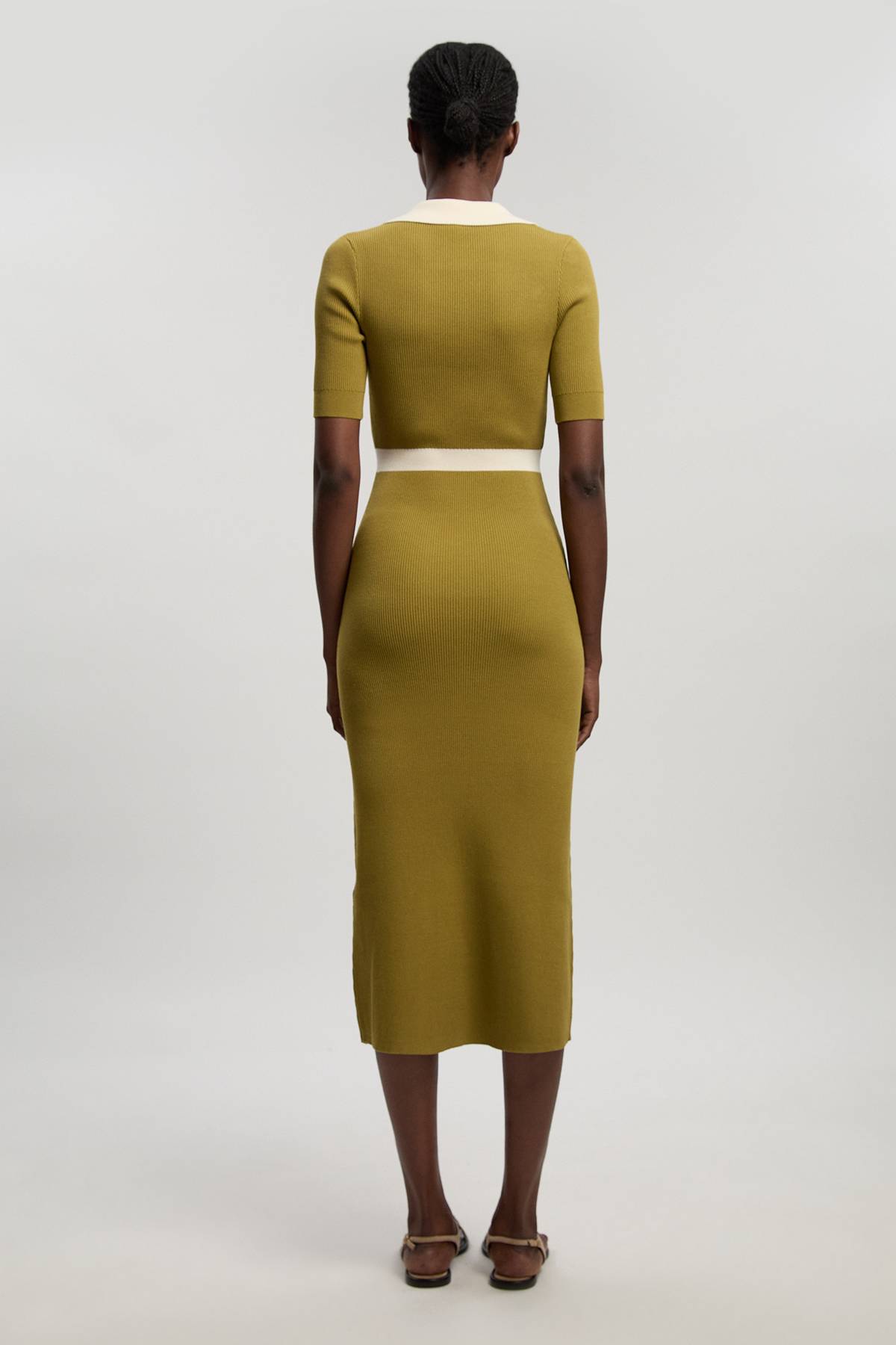 KarenMillen Robe Midi En Maille Côtelée À Manches Courtes Avec Col Et Détail Contrasté À La Taille