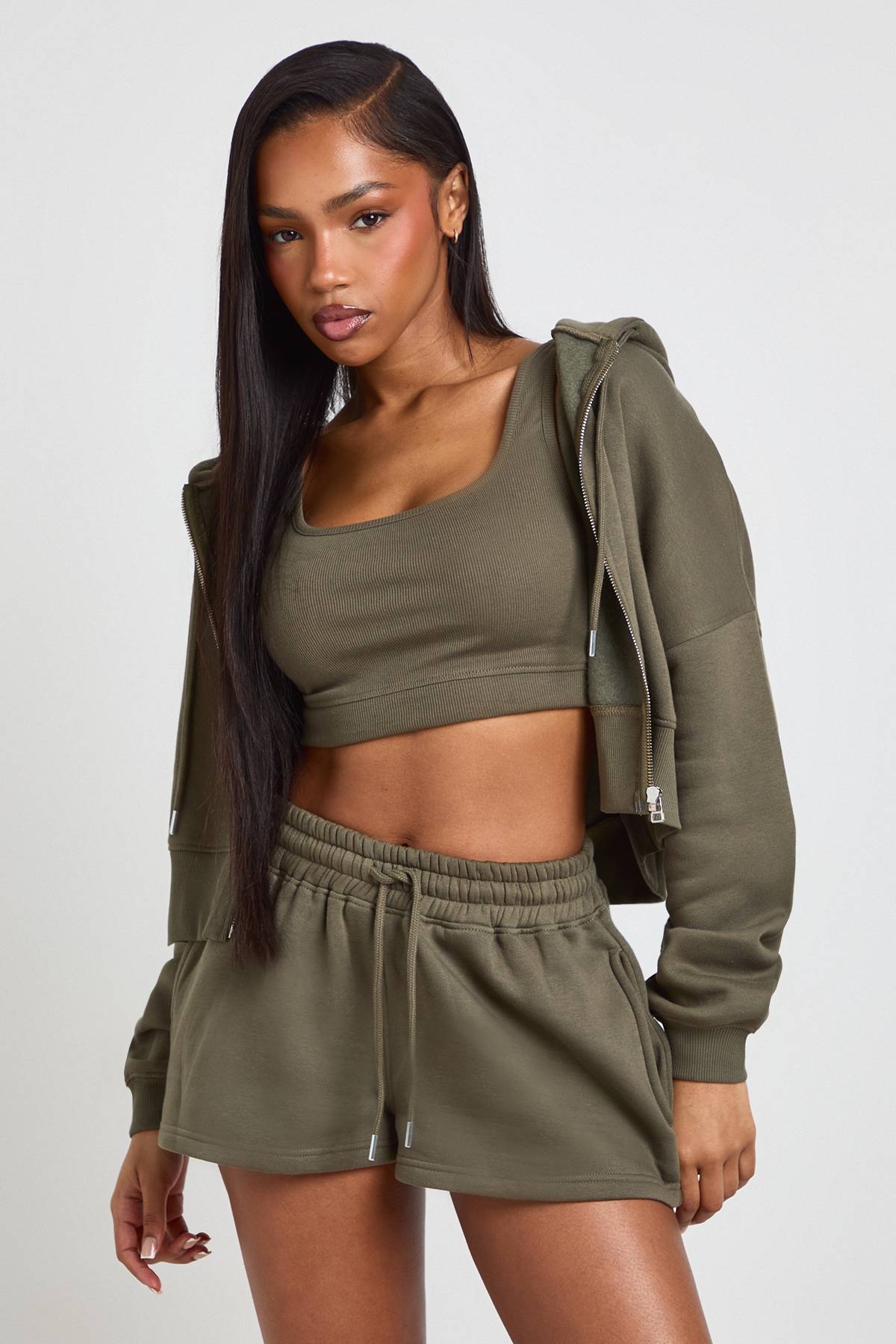 boohoo Ensemble De Survêtement 3 Pièces Petite Avec Crop Top, Short Et Veste Zippée À Ourlet Profond