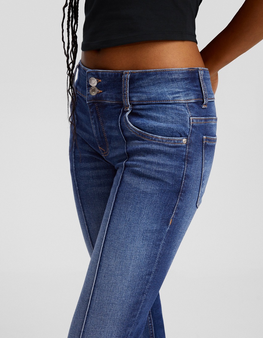 calça jeans bootcut de cintura baixa