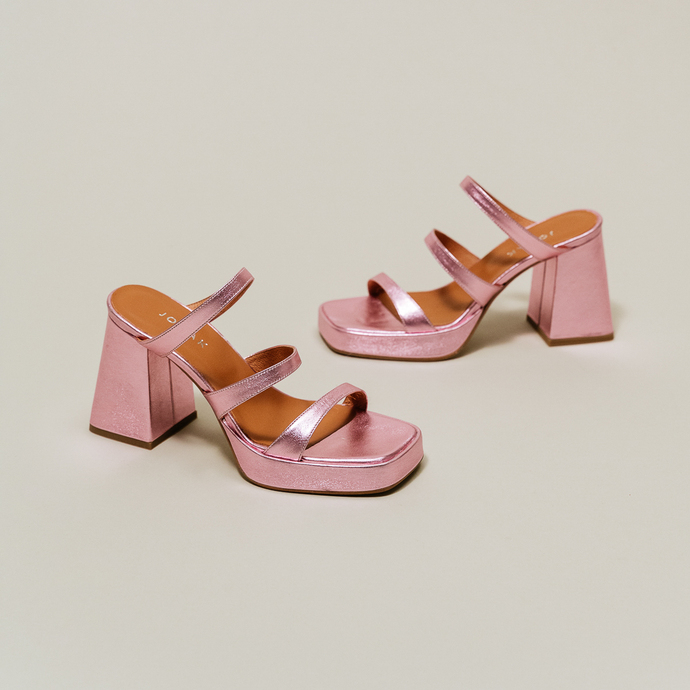 Mules à brides et bouts carrés  en cuir metallisé rose