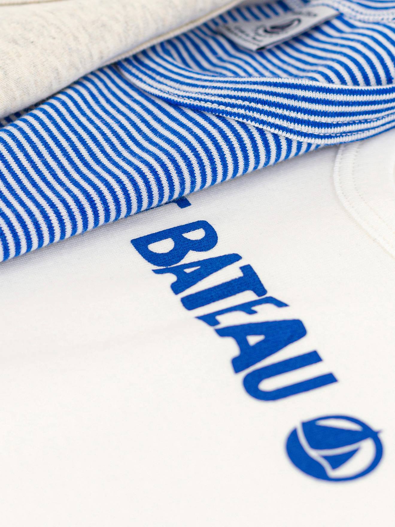 Conjunto de 3 regatas PETIT BATEAU em algodão orgânico, brancas.