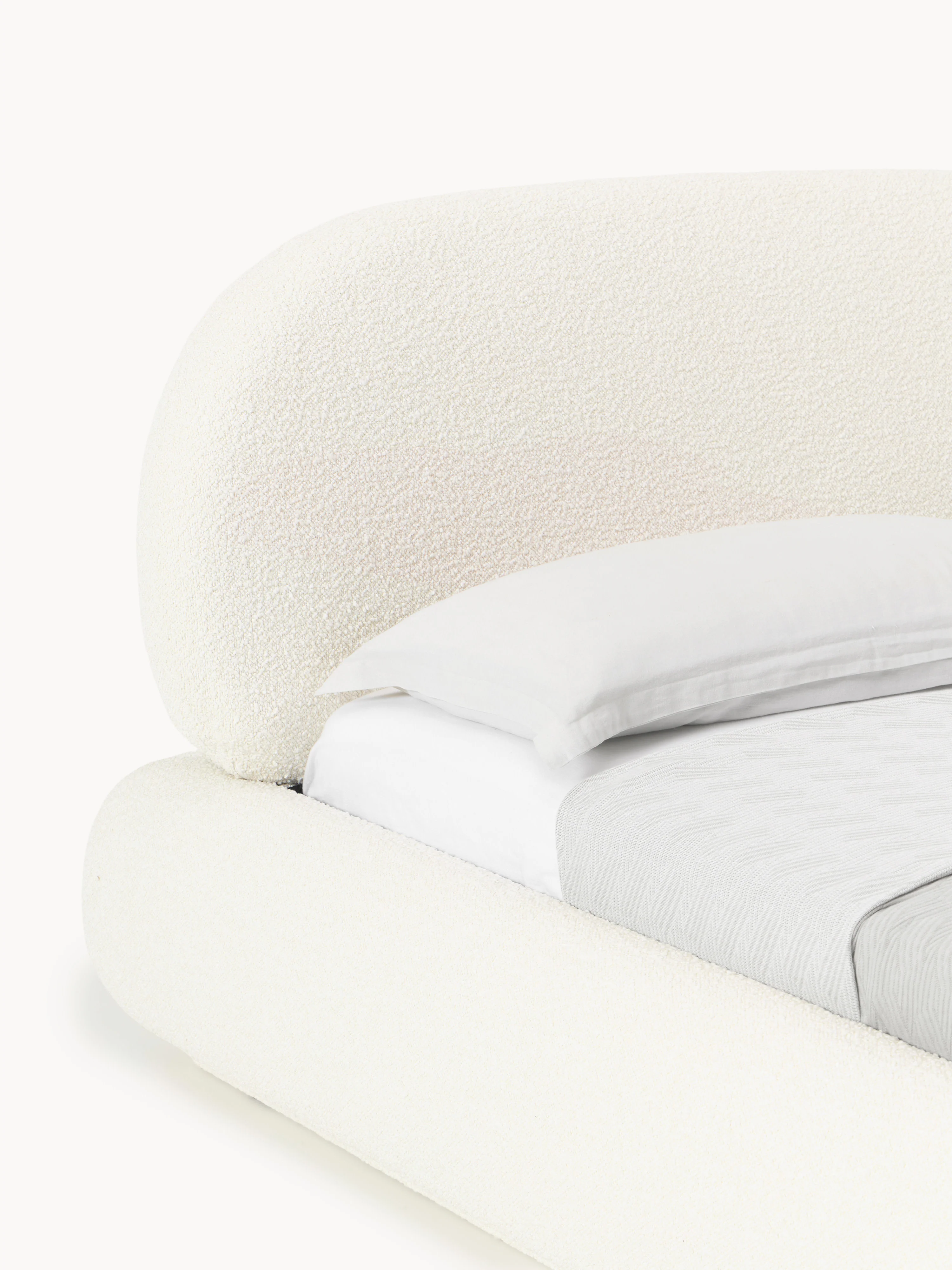 Bouclé gestoffeerd bed Alba