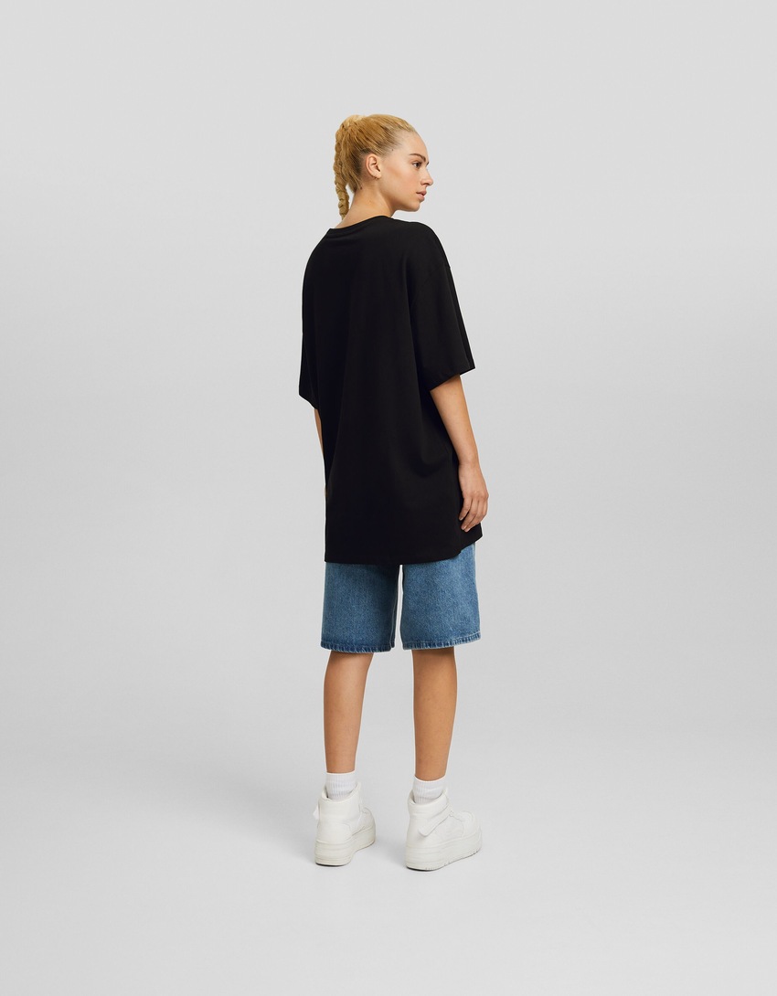 Camiseta Bershka Wearable Art com estampa e modelagem quadrada