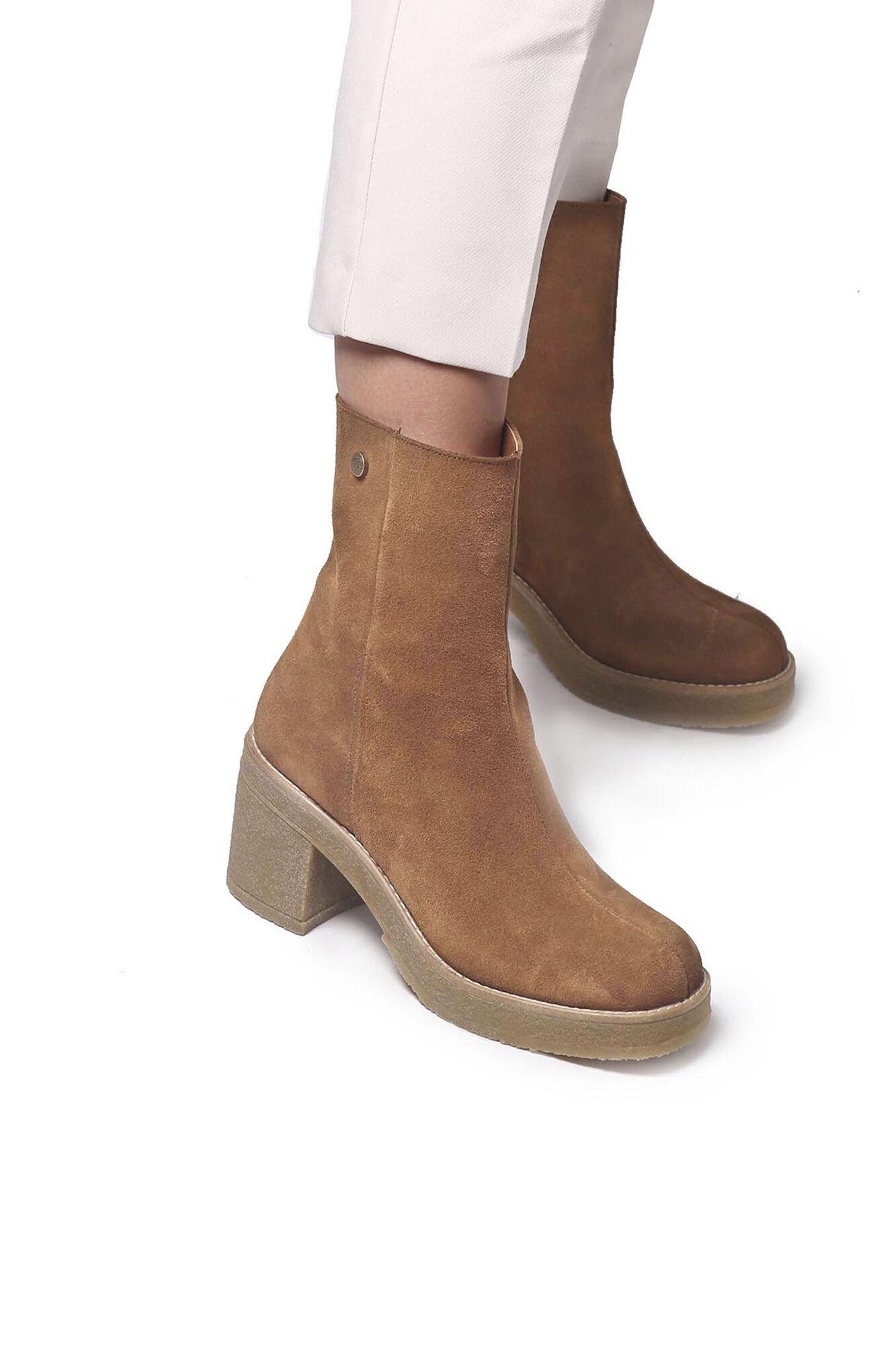 Botas femininas de cano curto com salto largo
