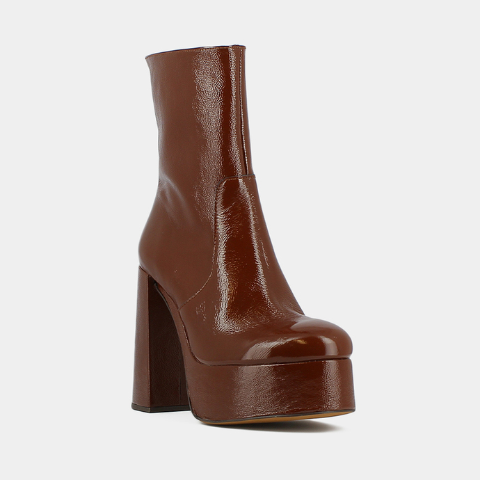 Boots à plateformes et bouts ronds  en vernis plissé marron