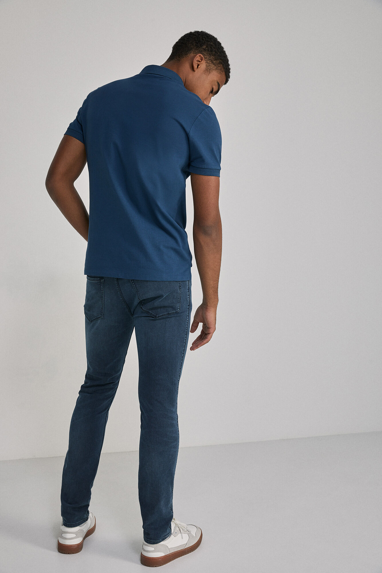 calça jeans azul-escura