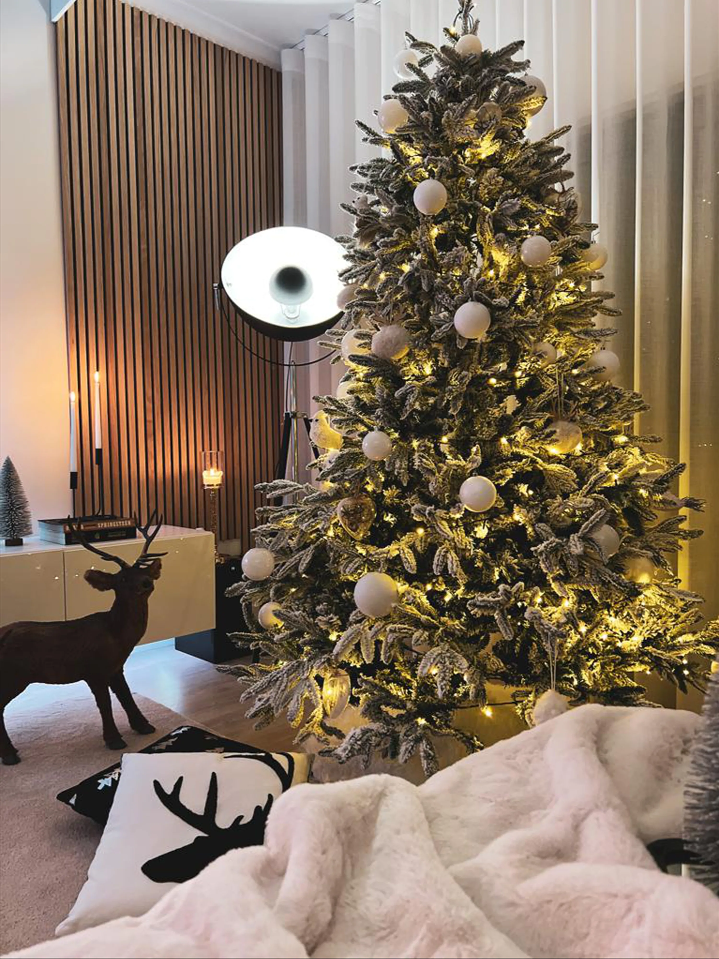 Besneeuwde kunstkerstboom BASSIE 210 cm Wit