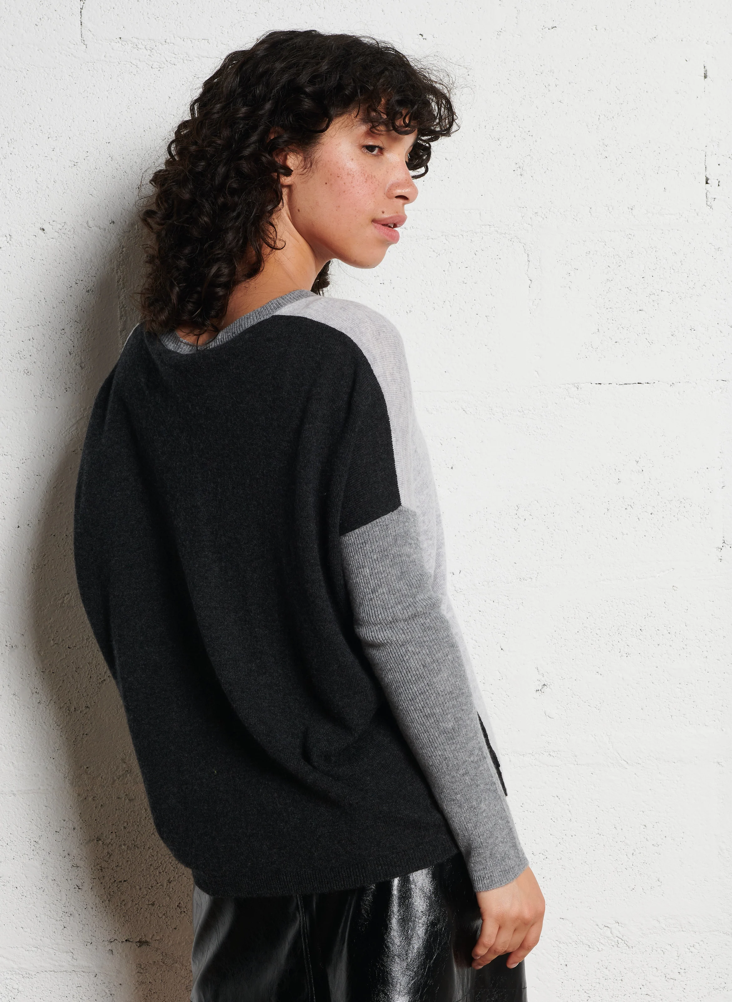AMYCOLORS - Pull oversize col V en laine mélangée | Noir