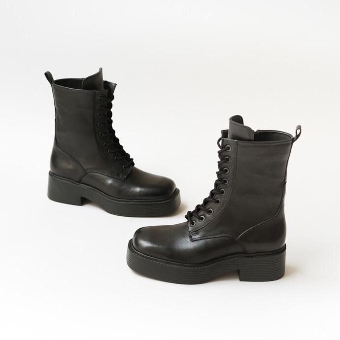 Boots à lacets, plateformes et bouts carrés  en cuir noir